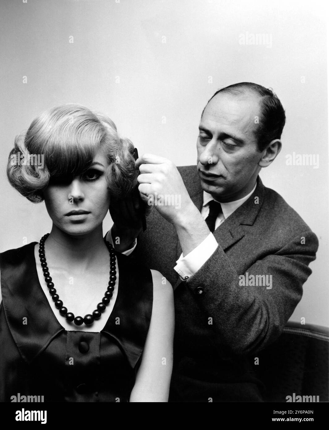 Joanna Lumley modella un'acconciatura casual per adolescenti di Gerard Austen utilizzando il nuovo "Bodywave". Conferisce sollievo, corpo e volume duraturo ai capelli inventati e sviluppati da Schwarzkopf ottobre 1965 Foto Stock