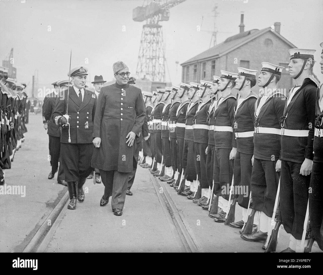PARATE DELLA MARINA PER L'ALTO COMMISSARIO PAKISTANO. - CONSEGNATA LA NAVE DIROTTATRICE '' VETERANO ''. - - - ''Onslow '', veterano delle battaglie artiche dell'ultimo muro, è stato consegnato oggi dal Visconte Hall, primo Lord dell'Ammiragliato, alla Royal Pakistan Navy presso il porto di Devonport, Plymouth. - È stata ricevuta da Habib Ibrahim Rahimtoola , alta commissione pakistana a Londra, e rinominata H.M.P.S. '' TIPPU SULTAN ''. - Dal capitano Sherbrooke di Onslow nel dicembre 1942 - guidò la sua piccola flottiglia contro un potente squadrone tedesco e salvò un convoglio britannico con destinazione russa. per questa azione, h Foto Stock