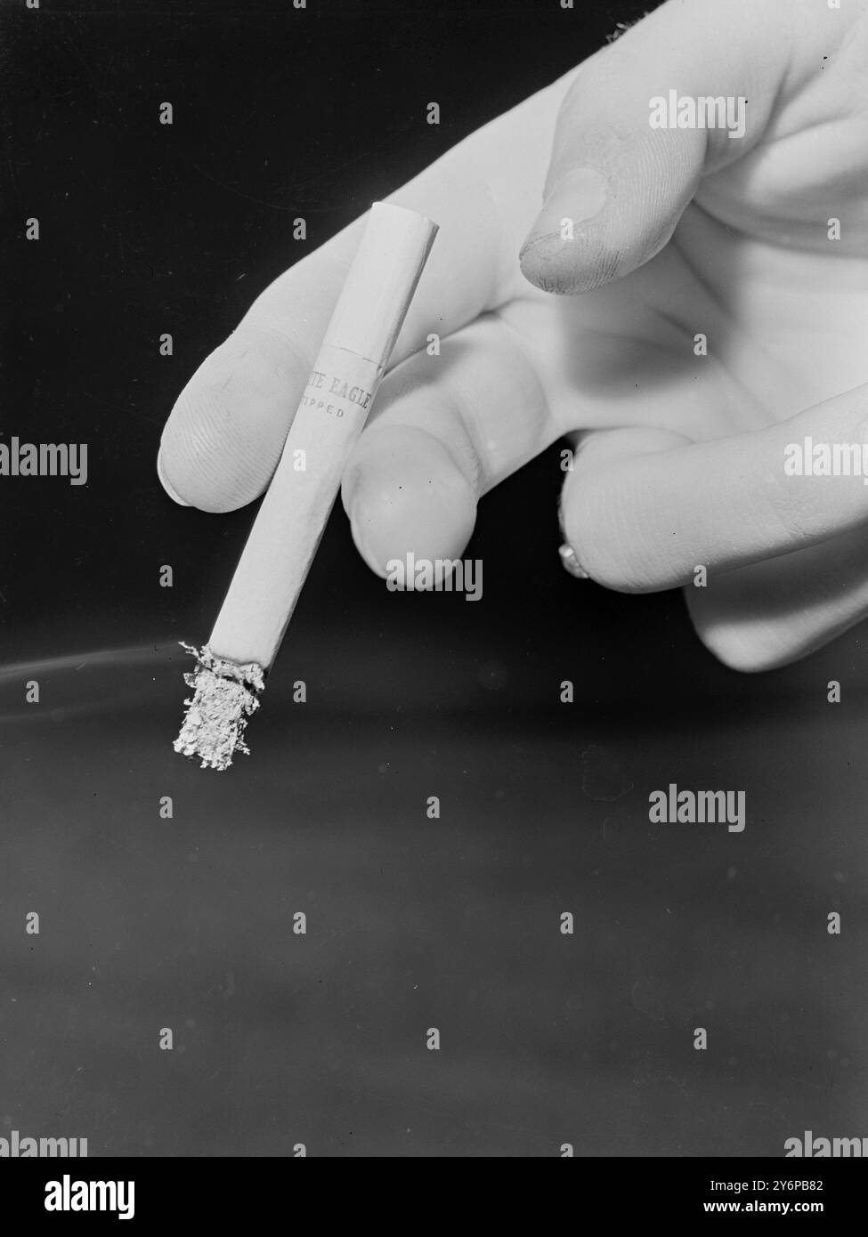 UN NUOVO SUGGERIMENTO PER I FUMATORI qui raffigurato è una delle nuove sigarette a punta che , annunciate dalle principali aziende produttrici di tabacco , vengono introdotte immediatamente . I puntali non sono puntali con filtro ma sono realizzati in carta crespata appositamente preparata . Esse occupano un quinto della lunghezza totale della sigaretta, con un risparmio del 20 per cento sul tabacco. Ci sarà un aumento dell'1 per cento delle forniture di sigarette . La miscela di tabacco è uguale a quella delle sigarette senza punta , ma le marche standard costeranno 2s.11d. per 20 e più piccole varietà 2s.2d . per 20m. Le normali dimensioni senza punta a 3 Foto Stock