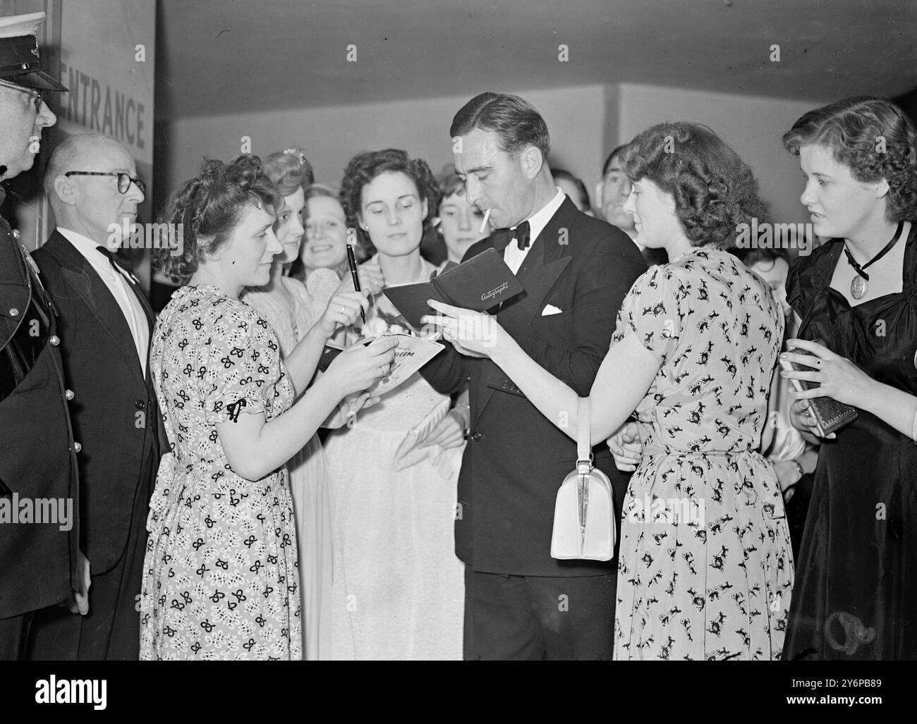 MARK DEL MAESTRO Denis Compton, Inghilterra e giocatore di cricket Middlesex e Arsenal, firmò i suoi ammiratori autografi al ballo Denis Compton nella Empress Hall, Earls Court, Londra. Il pallone fu l'ultimo evento del programma di beneficenza del cricket di Dennis. 1° ottobre 1949 Foto Stock