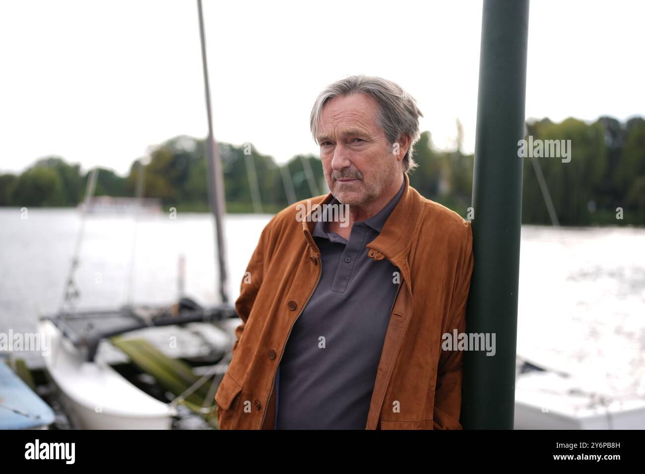 Amburgo, Germania. 25 settembre 2024. L'attore Helmut Zierl si trova sull'Outer Alster al molo del ristorante Bobby Reich. L'attore compie 70 anni il 6 ottobre. Crediti: Marcus Brandt/dpa/Alamy Live News Foto Stock