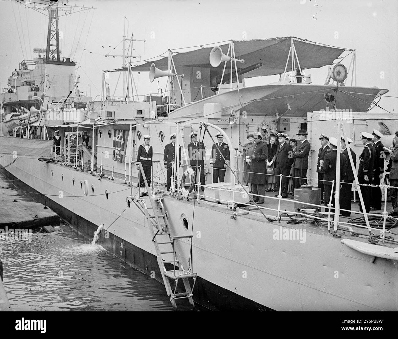 PARATE DELLA MARINA PER L'ALTO COMMISSARIO PAKISTANO. IL DISTRUTTORE '' VETERANO''' HA CONSEGNATO. "Onslow", veterano delle battaglie artiche dell'ultimo muro, fu consegnato oggi dal Visconte Hall, primo Lord dell'Ammiragliato, alla Royal Pakistan Navy presso il porto di Devonport, Plymouth. È stata ricevuta da Habib Ibrahim Rahimtoola , alta commissione pakistana a Londra, e rinominata H.M.P.S. '' TIPPU SULTAN''. Dal capitano Sherbrooke nel dicembre del 1942 guidò la sua piccola flottiglia contro un potente Squadrone tedesco e salvò un convoglio britannico con destinazione russa. per questa azione, gli è stato assegnato un t Foto Stock