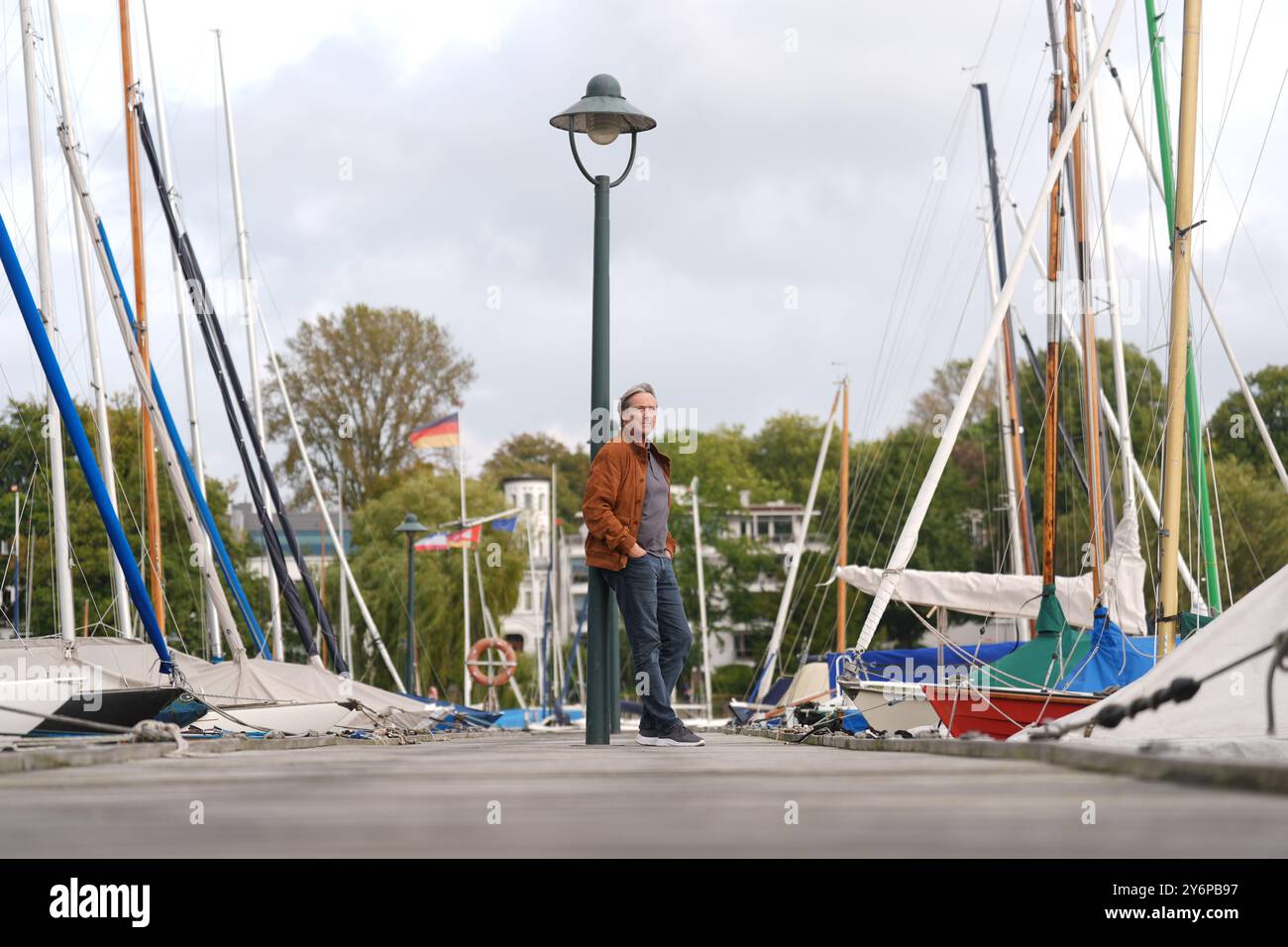 Amburgo, Germania. 25 settembre 2024. L'attore Helmut Zierl si trova sull'Outer Alster al molo del ristorante Bobby Reich. L'attore compie 70 anni il 6 ottobre. Crediti: Marcus Brandt/dpa/Alamy Live News Foto Stock