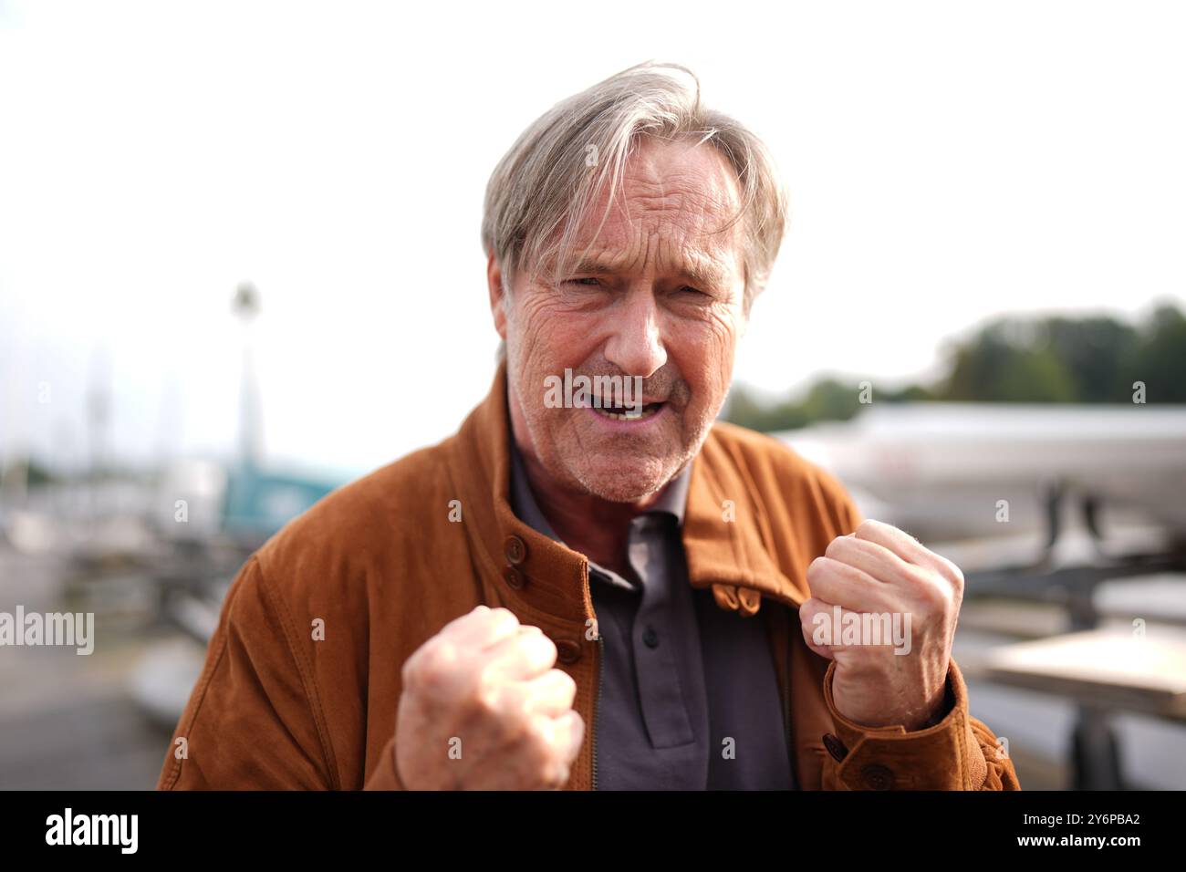 Amburgo, Germania. 25 settembre 2024. L'attore Helmut Zierl si trova sull'Outer Alster al molo del ristorante Bobby Reich. L'attore compie 70 anni il 6 ottobre. Crediti: Marcus Brandt/dpa/Alamy Live News Foto Stock