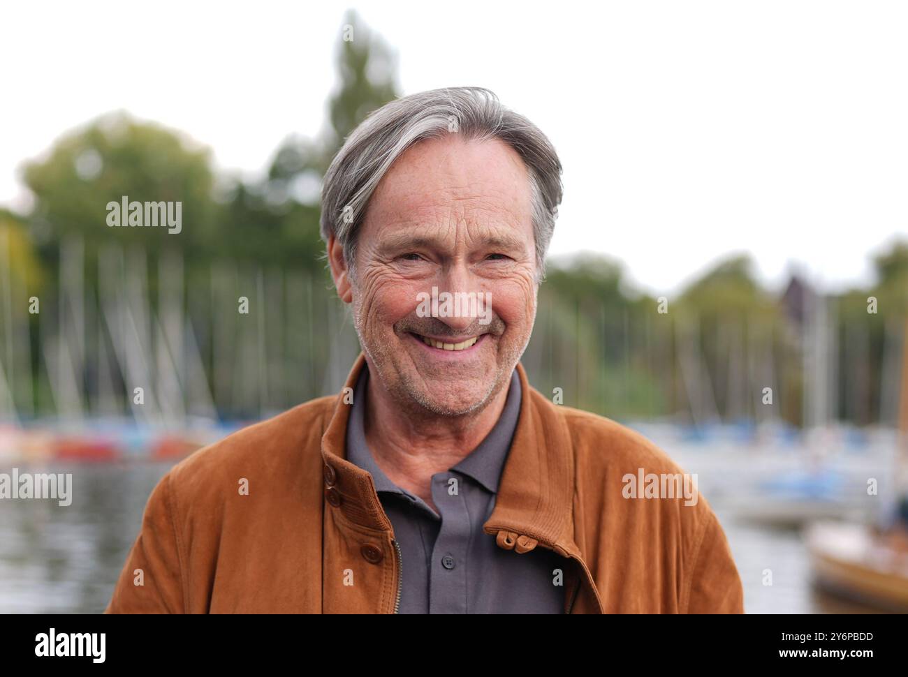 Amburgo, Germania. 25 settembre 2024. L'attore Helmut Zierl si trova sull'Outer Alster al molo del ristorante Bobby Reich. L'attore compie 70 anni il 6 ottobre. Crediti: Marcus Brandt/dpa/Alamy Live News Foto Stock