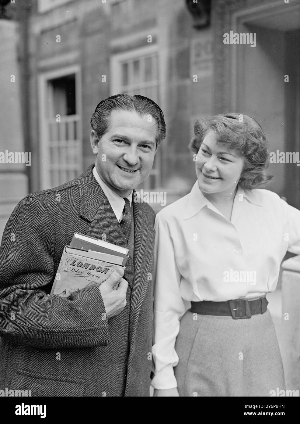 CONVALESCENTE CAVALIER . Donald Peers, radio Cavalier of Song, lasciò la clinica di Londra, Devonshire Place, W., dove ebbe un'operazione per la rimozione delle tonsille. Peers sta andando a casa sua a Kingston-on-Thames per qualche giorno di riposo, con severe ingiunzioni dal suo consulente medico che deve ' stare zitto'. Secondo la clinica, l'operazione ha avuto un grande successo. LE IMMAGINI MOSTRANO: Donald Peers accompagnato da sua figlia, Sheila, che oggi lascia la clinica di Londra. 7 ottobre 1949 Foto Stock