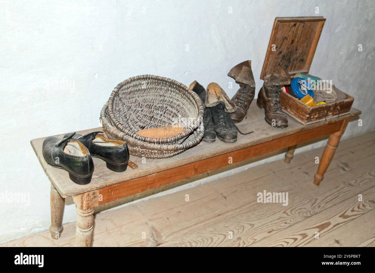 fattoria, 1800, vecchio edificio, banco per la cura delle scarpe, cesti, scarpe, panni, contenitore in legno, Museo svizzero all'aperto di Ballenberg, Europa, Brienz, Svizzerazo Foto Stock