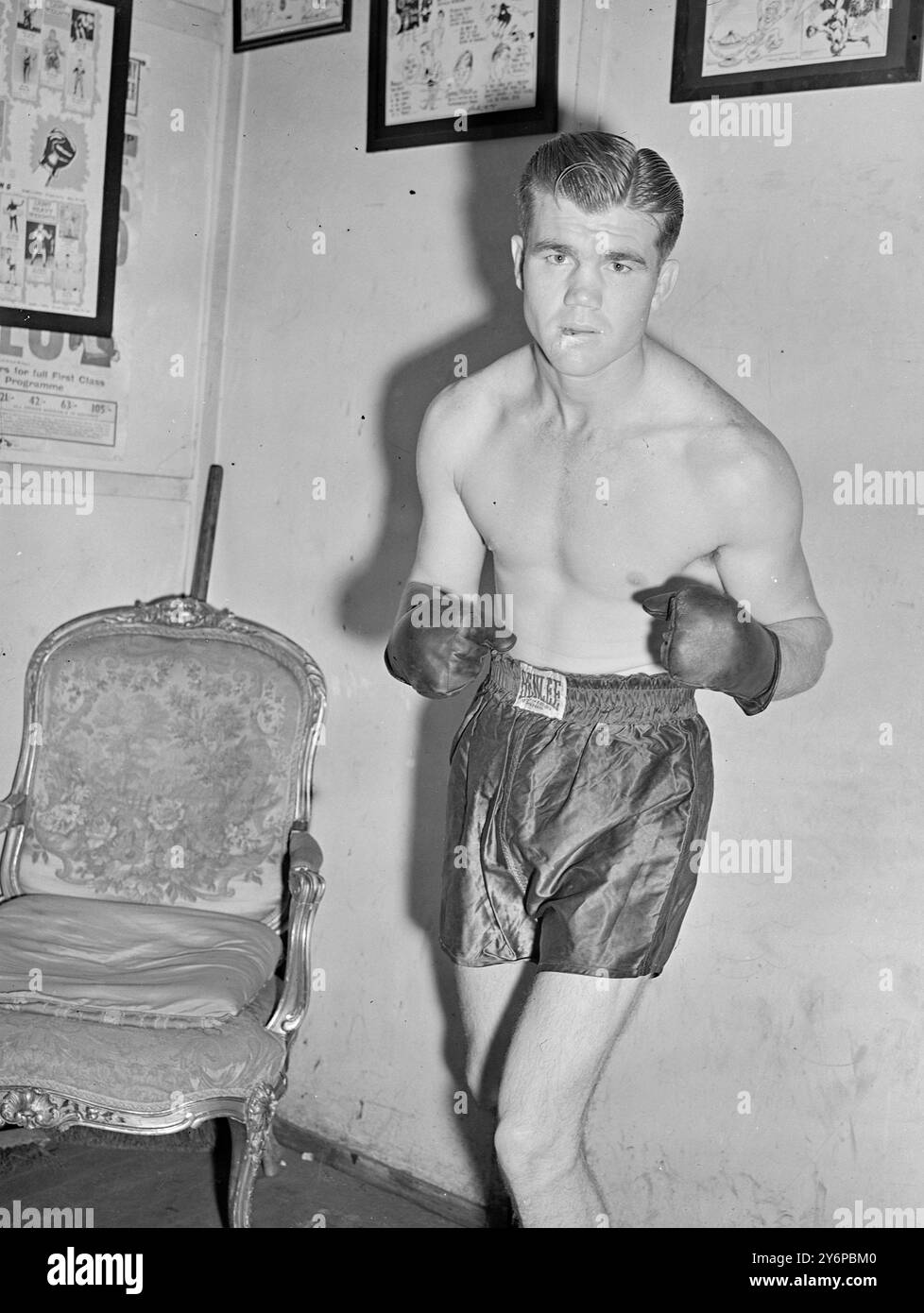 PRONTO PER SANDS il giorno successivo al suo arrivo in Gran Bretagna, Pete Meade , pugile americano dei pesi medi hillbilly dall'Arkansas, si allenò al Jack Solomons West End di Londra per il suo match contro Dave Sands, Empire e campione australiano dei pesi medi, all'Harringay Arena, North London, l'11 ottobre. Mead, che era in Inghilterra con l'esercito degli Stati Uniti ed è diventato un pugile professionista al suo ritorno a casa, ha vinto 33 partite su 41. LE IMMAGINI MOSTRANO: PETE MEADE, lottando in forma, al Solomons Gymnasium. 7 ottobre 1949 Foto Stock