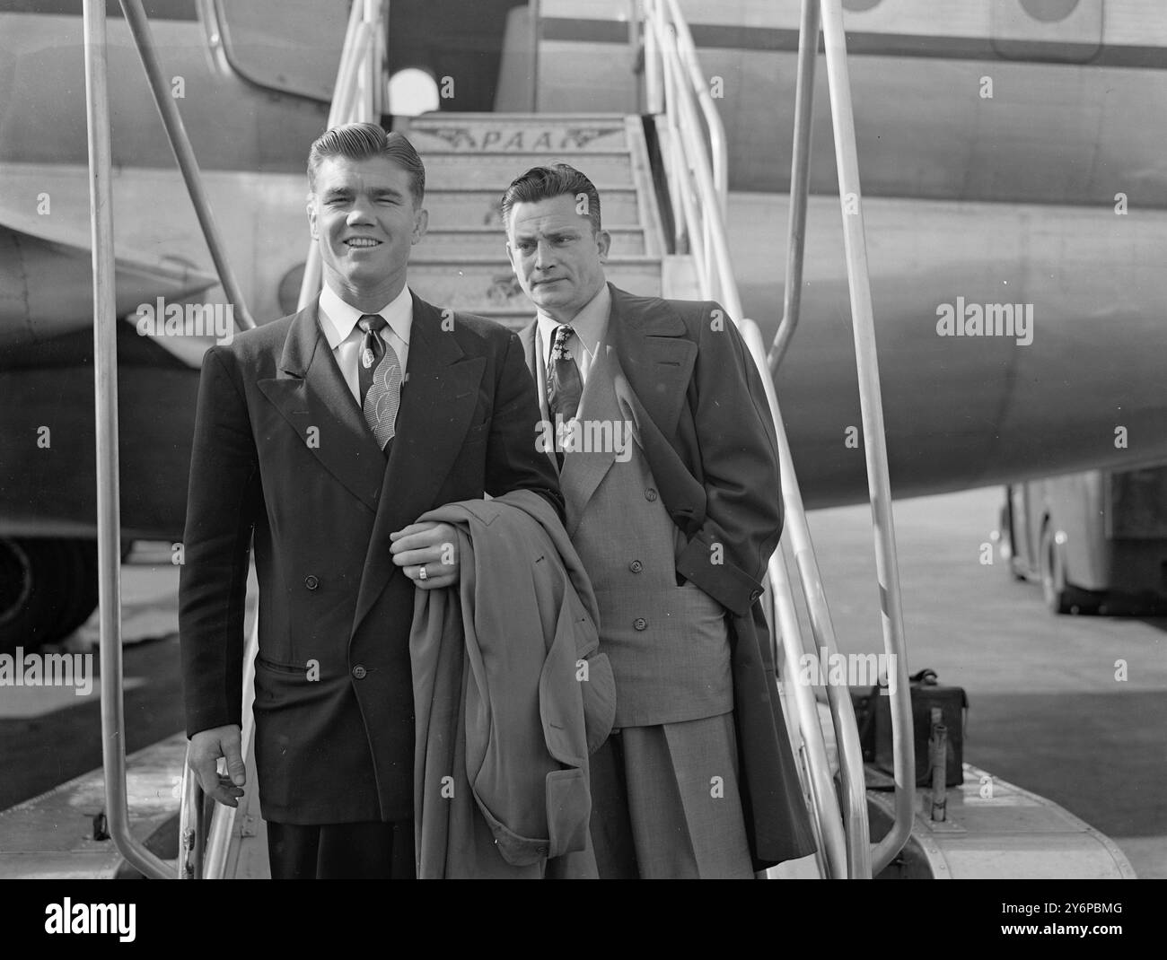 "HILLBILLY" BATTLER. Pete mead , pugile americano dei pesi medi di Hillbilly dall' Arkansas, ha volato a Londra oggi con un ''strato-Cruiser'' pan americano il suo incontro allo stadio Haringey , North London, l'11 ottobre, contro Dave Sands, campione dei pesi medi dell'Impero e degli Australiani. Questa sarà l'ultima battaglia di Sand in Gran Bretagna fino al suo ritorno nel marzo prossimo. Mead, 26 anni, ha già battuto i combattenti americani, Joey de-john, Herbie Kronowitz e Charley Zivic. LE IMMAGINI MOSTRANO: PETE MEAD , IL Boxer 'HILLBILLY' dell'Arkansas ( a sinistra ) con il suo allenatore , TEDDY BENTHEN all'arrivo alla London Air Foto Stock