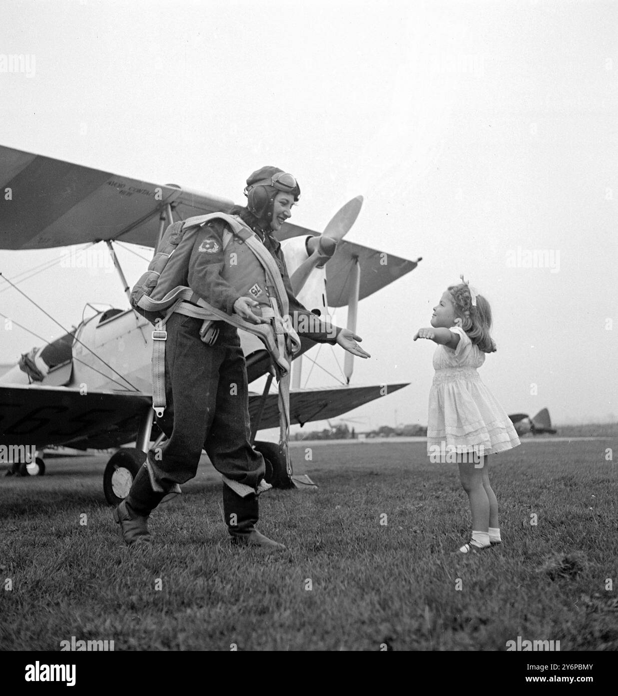 HOME È LA CASALINGA PILOTA Una casalinga con un hobby che la tiene '' in alto '' buona parte del tempo è la signora 'Jackie ' Moggridge di Taunton, Somerset, che è il solo pilota W.A.A.F.V.R.del West Country. Sposata (suo marito aveva R.E.captain anni nella seconda guerra mondiale), e madre di una bambina di tre anni, Jill, la signora Moggridge gestisce la sua casa, fa tutti i lavori domestici e cucito, prende parte a opere amatoriali a Taunton, e trova ancora il tempo di correre fino al Filton, Gloucestershire., aeroporto una volta alla settimana per un pomeriggio di volo. Ha volato più di duemila ore in 63 tipi diversi Foto Stock