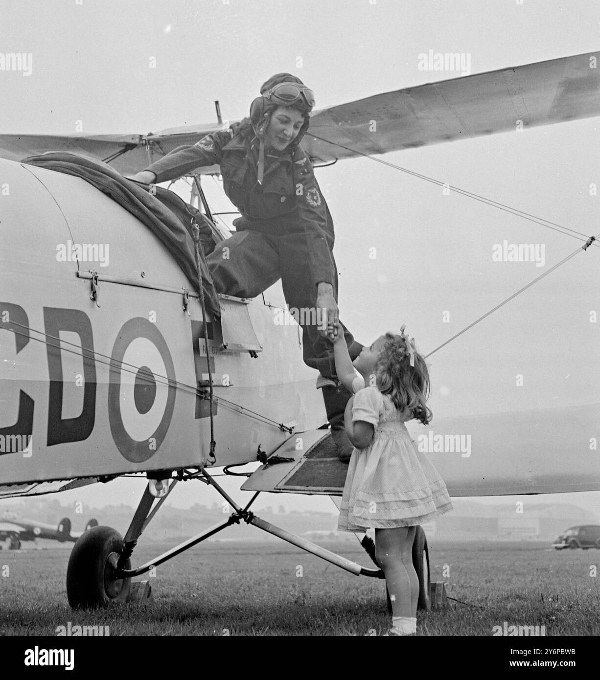 LA CASALINGA È UN PILOTA PART-TIME Una casalinga con un hobby che la tiene in volo una buona parte del tempo è la signora Jackie Moggridge di Taunton, Somerset, che è l'unico pilota W.A.A.F.V.R. del West Country. Sposata (suo marito era capitano di R.E. nella seconda guerra mondiale), e madre di una bambina di tre anni, Jill, la signora Moggridge gestisce la sua casa, fa tutti i lavori domestici e cucito, prende parte a opere amatoriali a Taunton, e trova ancora il tempo di correre fino all'aeroporto di Filton, Gloucestershire, una volta alla settimana per un pomeriggio di volo. Ha volato più di duemila ore in 63 tipi diversi Foto Stock