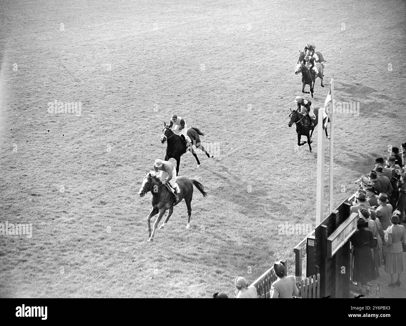 La DJEDDAH vince IL CAMPIONATO A NEWMARKET la DJEDDAH, di proprietà di M.M.Boussac della Francia e guidata da E.C.Elliott, ha vinto oggi le quote Champion a Newmarket. Mr.C.R.Harpers Pambidian (W.. Johnston Up) finiscono secondo, due lunghezze dietro. Signore. Il Krakatoa di Hely Hutchinson, guidato da Gordon Richards, era terzo. L'IMMAGINE MOSTRA:- il finale della puntata del campione, con DJEDDAH che vince da PAMBIDIAN (secondo) e Krakatoa (terzo), seguendo il nostro impeccabile (M.. Beary Up) e Barnes Park (ultimo) con K. Gethin Up . 13 ottobre 1949 Foto Stock