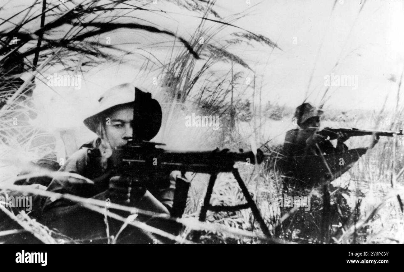 Viet Cong man mitragliatrici e armi automatiche mentre aspettano di imboscare il governo e le truppe americane da navi leggere nascoste in canne e paludi "da qualche parte nel Vietnam del Sud" nella foto per la quale non è data la data esatta. Si prega di notare che questa foto fornita dalla Vietnam News Agency e le informazioni di base sui sottotitoli sono state rese disponibili dall' Europa orientale . 23 agosto 1965 Foto Stock