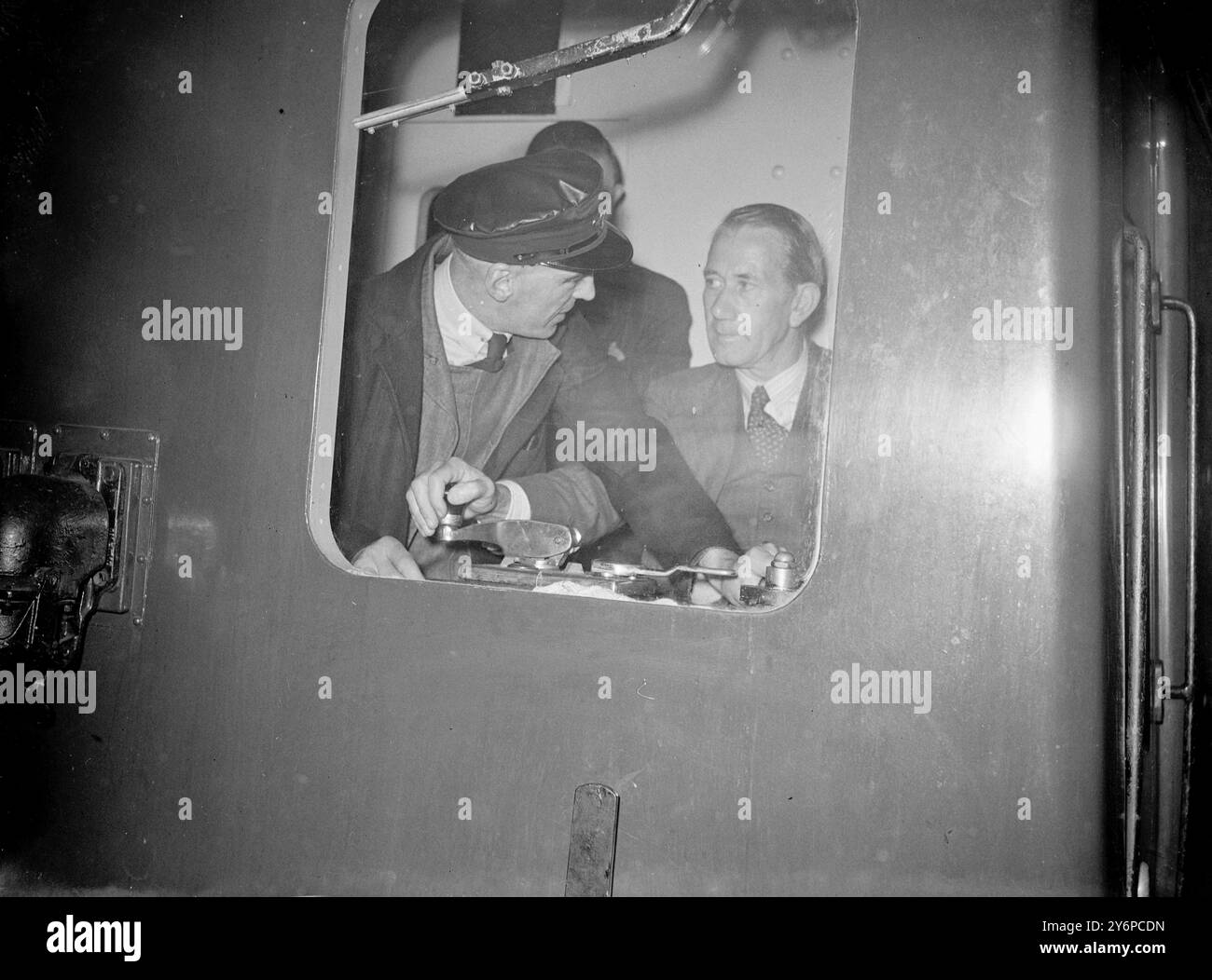 IL MINISTRO DEI TRASPORTI GUIDA IL PRIMO TRENO SUL NUOVO SERVIZIO SHENFIELD . I londinesi dell'est sono passati nell'attesa era dell'elettricità quando il signor Alfred Barnes , Ministro dei trasporti, ha guidato il primo treno dalla stazione di Liverpool Street per inaugurare il nuovo servizio elettrico per Shenfield Essex . Il nuovo servizio , che segna la progressiva sostituzione del vapore con l' elettricità su questa linea suburbana , sarà operativo entro il 7 novembre . I moderni treni a nove carrozze , che trasportano quasi 1.500 persone rispetto ai 1.000 del treno a vapore , gestiscono il servizio . I treni veloci risparmieranno sette a e. Foto Stock