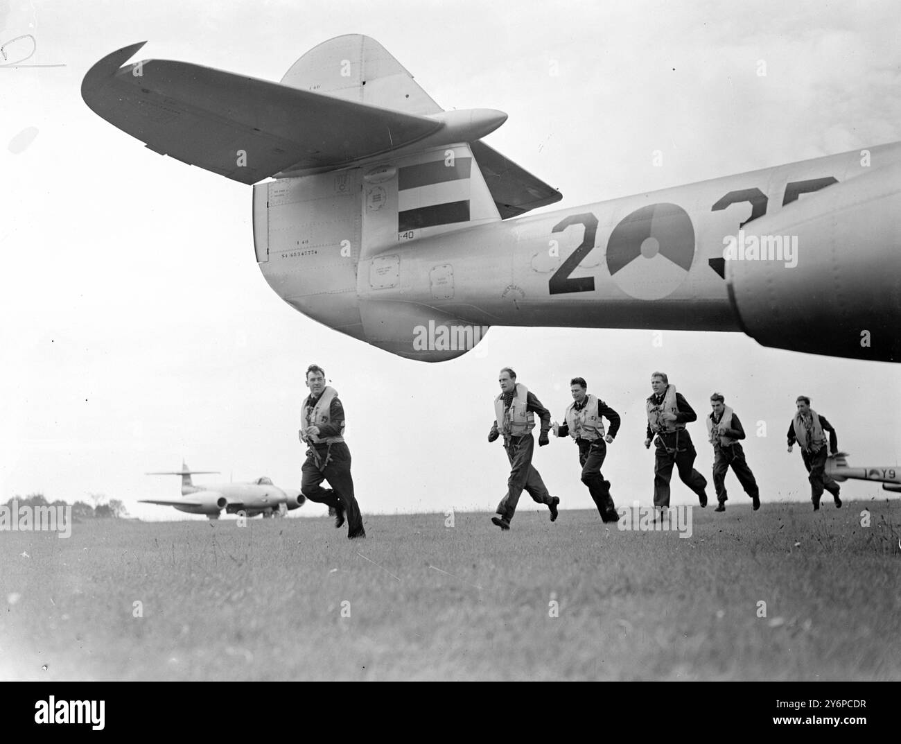 "SCRAMBLE" A THORNEY ISLAND IN ESERCITAZIONE le unità BULLDOG delle forze aeree francesi e belghe si sono unite agli equipaggi americani , olandesi e britannici nelle manovre autunnali della RAF , esercitazione Bulldog , che è iniziata ieri e dovrebbe proseguire fino al lunedì prossimo o martedì prossimo. L'operazione è stata progettata per dare esperienza al Bomber Command nell'attacco di obiettivi industriali fortemente difesi . A tal fine , gli attacchi saranno effettuati su Londra , Portsmouth , Cardiff, Southampton e Bristol . Tredici squadroni della Royal Auxiliary Air Force si sono Uniti al caccia "regolare", bombardiere e anti Foto Stock