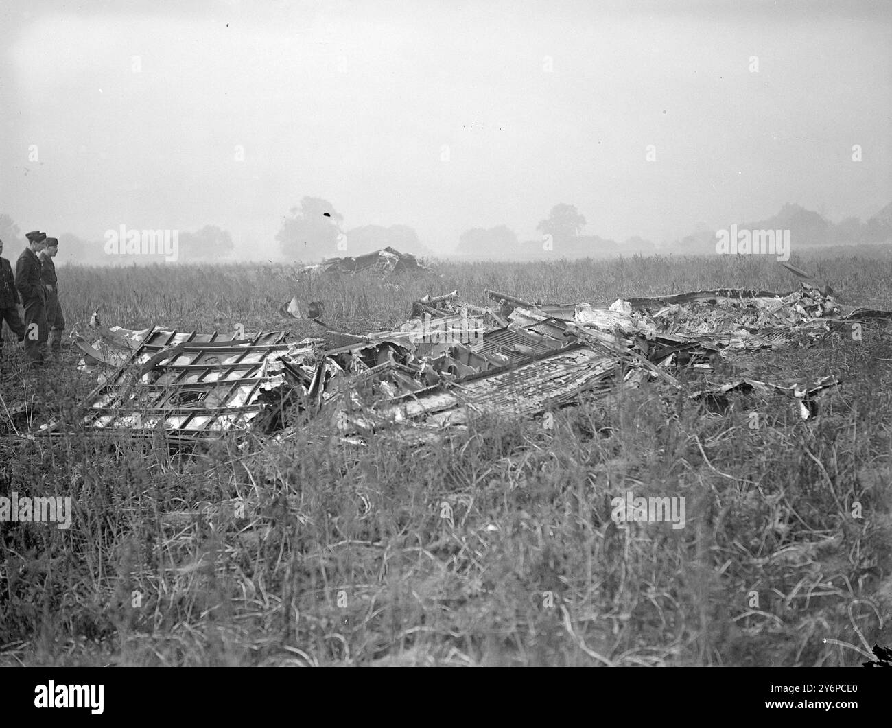 14 MORTI QUANDO I BOMBARDIERI R.A.F. SI SCONTRARONO quattordici membri della Royal Air Force furono uccisi quando due bombardieri Lincoln si scontrarono in volo sopra Staythorpe, vicino a Newark, Nottinghamshire, mentre stavano "attaccando" Newark nella fase finale dell' esercitazione Bulldog, le manovre autunnali della R.A. F. L'aereo decollato da Waddington , Lincolnshire , si è schiantato in fiamme vicino al villaggio di Staythorpe . La gabbia dei relitti era sparsa su un'ampia area . L'IMMAGINE MOSTRA:- Un'ala frantumata di uno dei Lincoln. Sullo sfondo si trova il relitto della fusoliera dello stesso aeromobile . 27 settembre Foto Stock