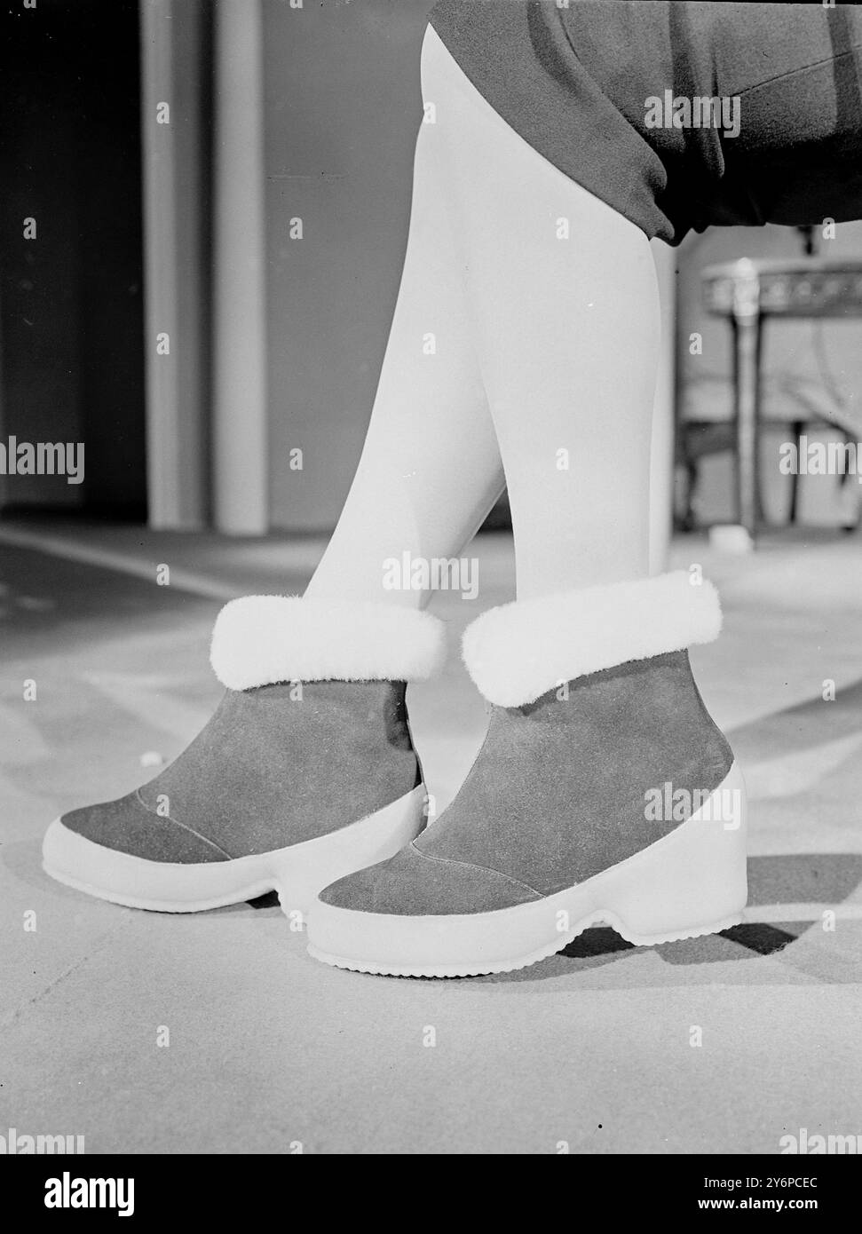 STIVALETTO ANTIPIOGGIA il clima invernale dovrebbe contenere pochi terrori per le donne che indossano uno dei nuovi modelli esposti alla mostra ''Fashion in Footwear'' presso la Grosvenor House, Park Lane, Londra, il 10 ottobre. Lo stivale leggero ed efficiente qui raffigurato è progettato per adattarsi a qualsiasi scarpa con un tacco da uno e mezzo a due pollici e mezzo . Il crepe galosh offre una maggiore protezione dalle intemperie e la parte superiore in pelliccia suggerisce un effetto accogliente . 9 ottobre 1949 Foto Stock STIVALETTO ANTIPIOGGIA il clima invernale dovrebbe contenere pochi terrori per le donne che indossano uno dei nuovi modelli esposti alla mostra ''Fashion in Footwear'' presso la Grosvenor House, Park Lane, Londra, il 10 ottobre. Lo stivale leggero ed efficiente qui raffigurato è progettato per adattarsi a qualsiasi scarpa con un tacco da uno e mezzo a due pollici e mezzo . Il crepe galosh offre una maggiore protezione dalle intemperie e la parte superiore in pelliccia suggerisce un effetto accogliente . 9 ottobre 1949 Foto Stock
