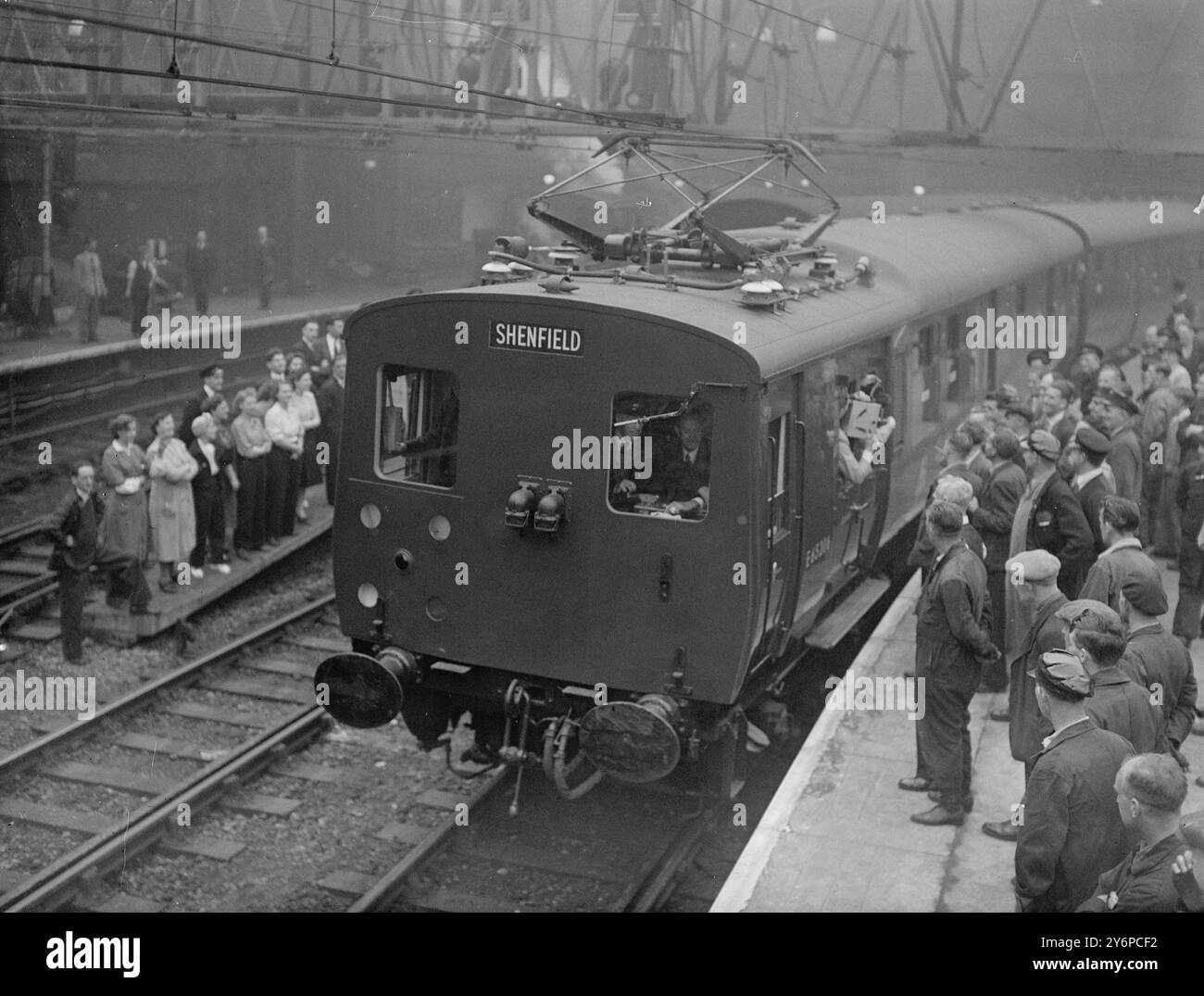 IL MINISTRO DEI TRASPORTI GUIDA IL PRIMO TRENO SUL NUOVO SERVIZIO SHENFIELD . I londinesi dell'est sono passati nell'attesa era dell'elettricità quando il signor Alfred Barnes , Ministro dei trasporti, ha guidato il primo treno dalla stazione di Liverpool Street per inaugurare il nuovo servizio elettrico per Shenfield Essex . Il nuovo servizio , che segna la progressiva sostituzione del vapore con l' elettricità su questa linea suburbana , sarà operativo entro il 7 novembre . I moderni treni a nove carrozze , che trasportano quasi 1.500 persone rispetto ai 1.000 del treno a vapore , gestiscono il servizio . I treni veloci risparmieranno sette a e. Foto Stock