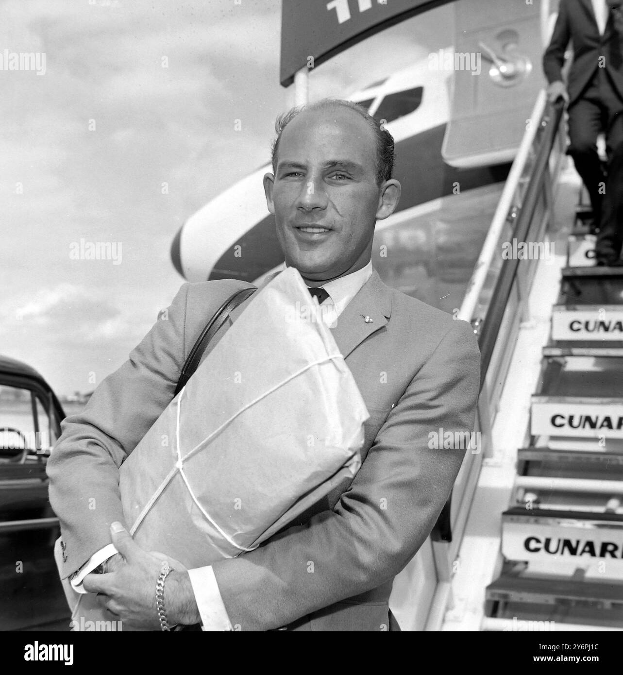 Il pilota britannico Stirling Moss sembra in bronzo e in forma, nella foto mentre è arrivato oggi all'aeroporto di Londra, dopo un mese di vacanza sull'isola di Nassau. Moss, gravemente ferito in un incidente di gara a Goodwood il lunedì di Pasqua, ha detto che non poteva dare una data per salire di nuovo su una macchina da corsa. Ha detto che aveva ancora qualche difficoltà a concentrarsi correttamente - qualcosa di essenziale per guidare. 24 AGOSTO 1962 Foto Stock