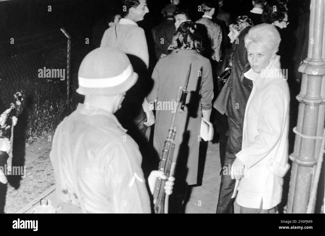 DIMOSTRAZIONI POLIZIA AMERICANA E DIMOSTRANTI A BERLINO; 19 AGOSTO 1962 Foto Stock