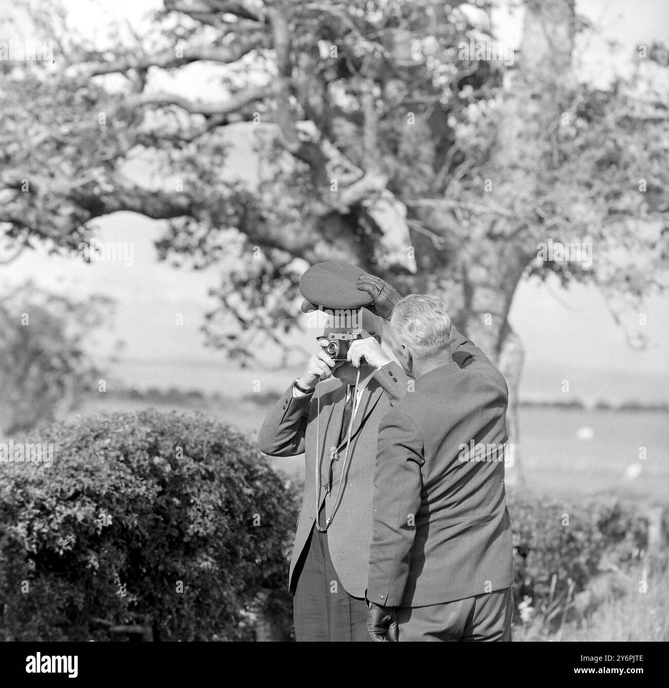 L'EX PRESIDENTE AMERICANO DWIGHT EISENHOWER AIUTA LA MANO DA AIUTANTE A SCATTARE UNA FOTO IN SCOZIA / ; 19 AGOSTO 1962 Foto Stock