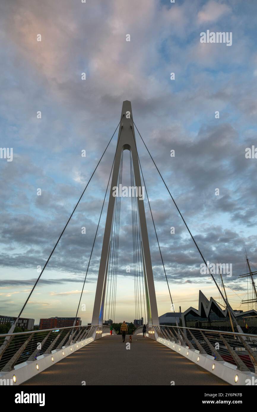 Nuovo ponte sul fiume Clyde tra Govan e il River Side Museum, Glasgow, Scozia Foto Stock