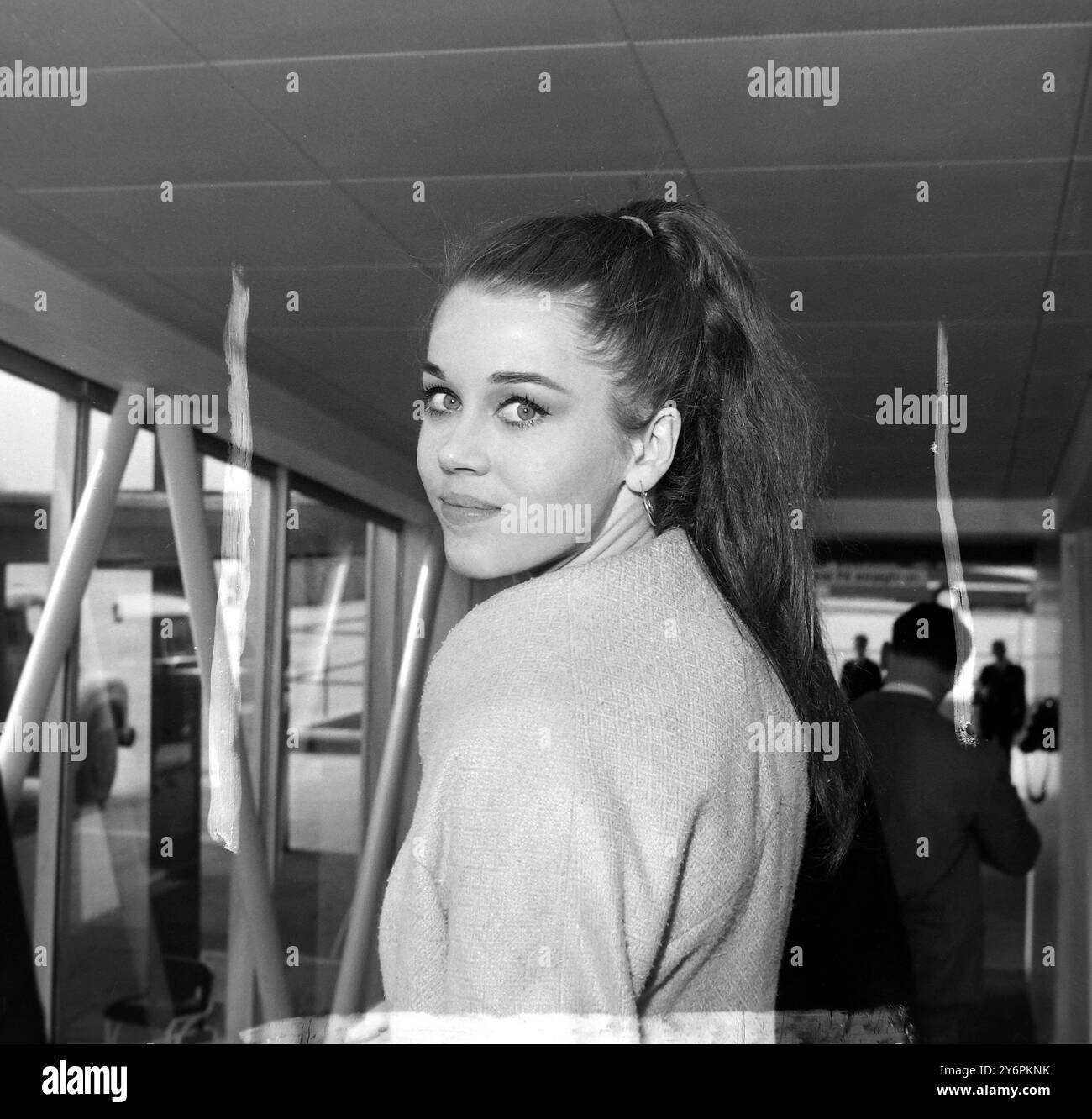 13 AGOSTO 1962 JANE FONDA ARRIVA ALL'AEROPORTO DI LONDRA DA NEW YORK. LONDRA, INGHILTERRA. Foto Stock