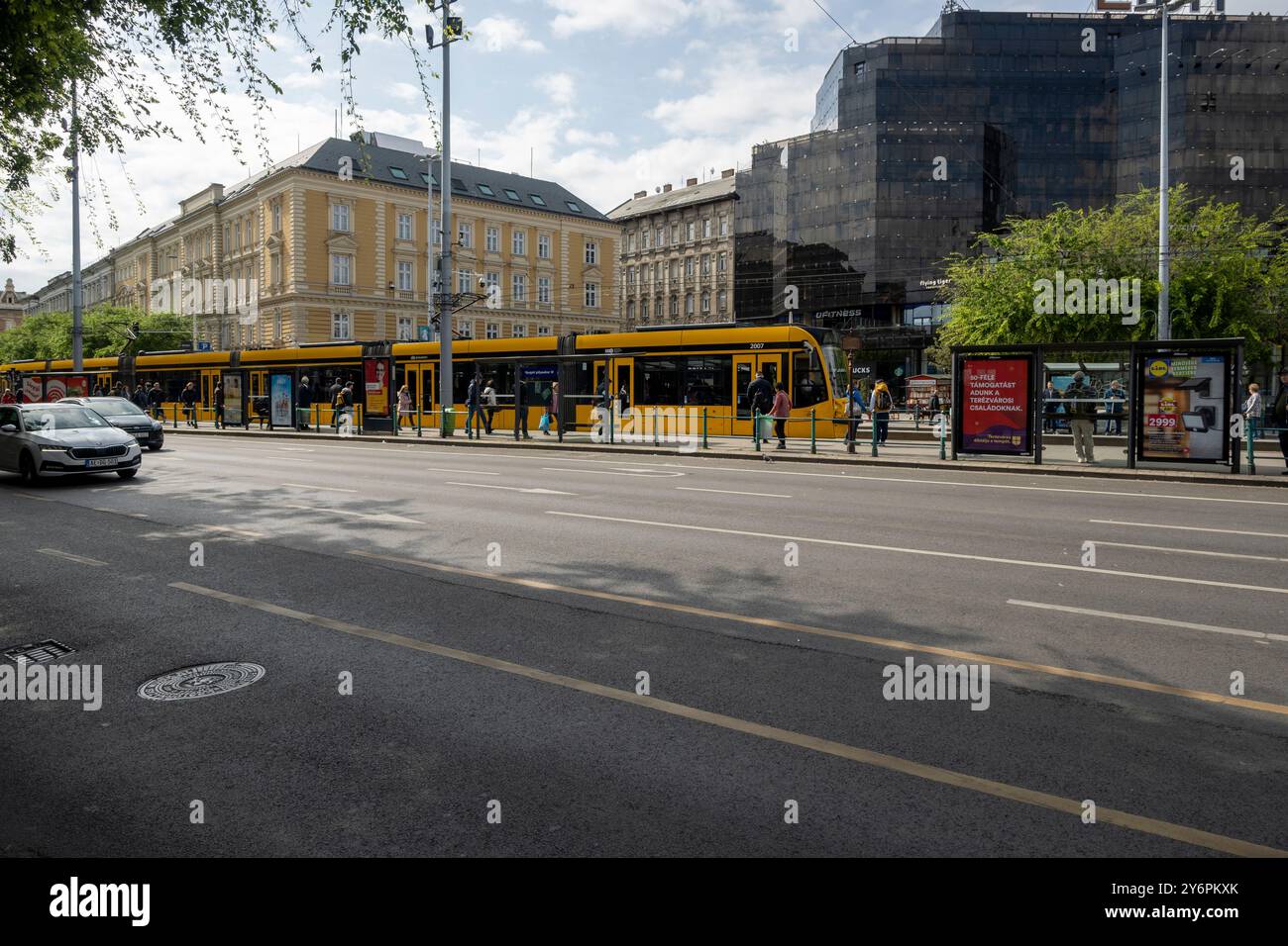 Tram per le strade di Budapest Foto Stock