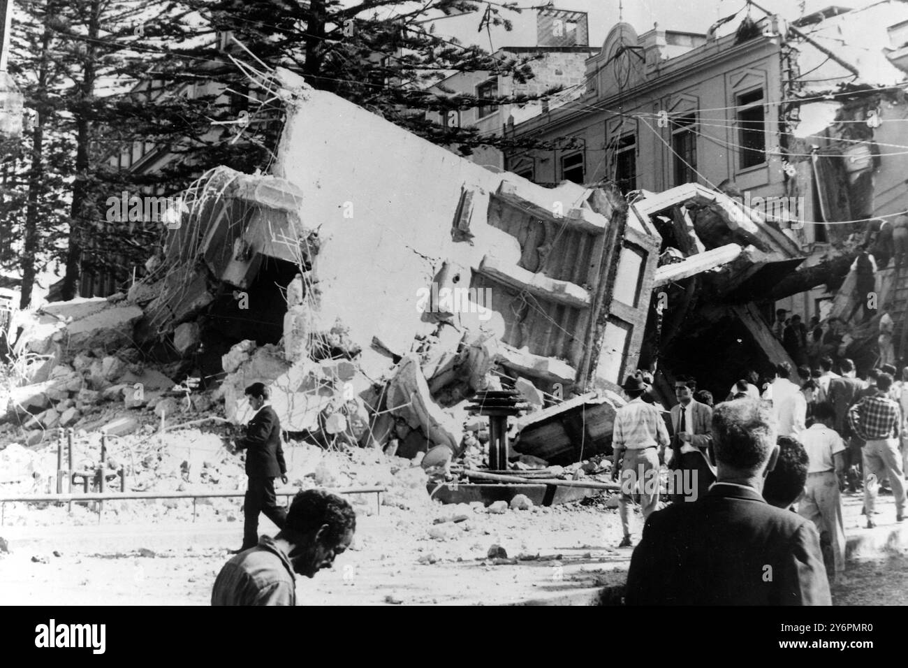 TERREMOTO PIETRE DI EDIFICI CHE CROLLARONO A MANIZALES, COLOMBIA; 5 AGOSTO 1962 Foto Stock