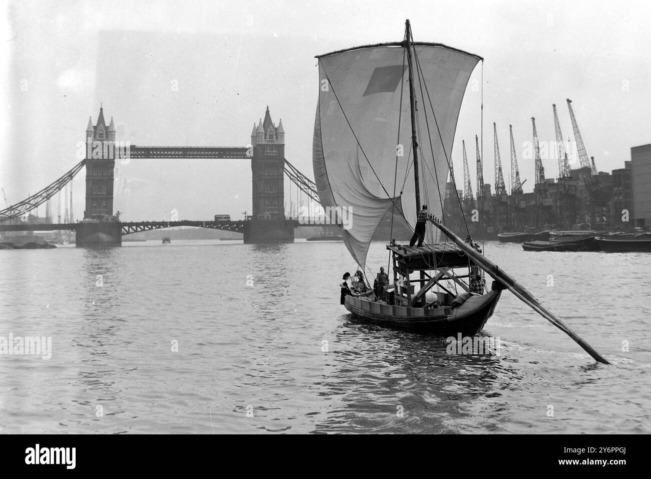 LA BARCA WINES TRASPORTA IN BOTTI DI VINO PORTO RAGAZZE PORTOGHESI A LONDRA VICINO AL TOWER BRIDGE; 29 LUGLIO 1962 Foto Stock