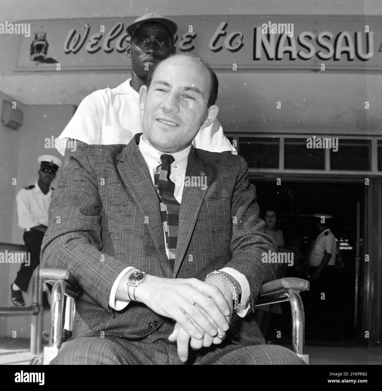 Il pilota automobilistico britannico Sirling Moss (a sinistra) viene accolto al suo arrivo dall'amico e collega pilota John Cuevas all'aeroporto. Moss è qui convalescente dopo il suo ricovero in seguito al suo incidente a Goodwood il lunedì di Pasqua. 27 LUGLIO 1962 Foto Stock