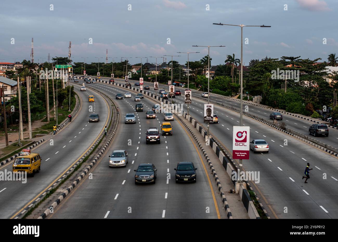 Semaforo lungo un'autostrada al tramonto nell'area di Gbagada a Lagos, Nigeria, il 1° settembre 2024 Foto Stock