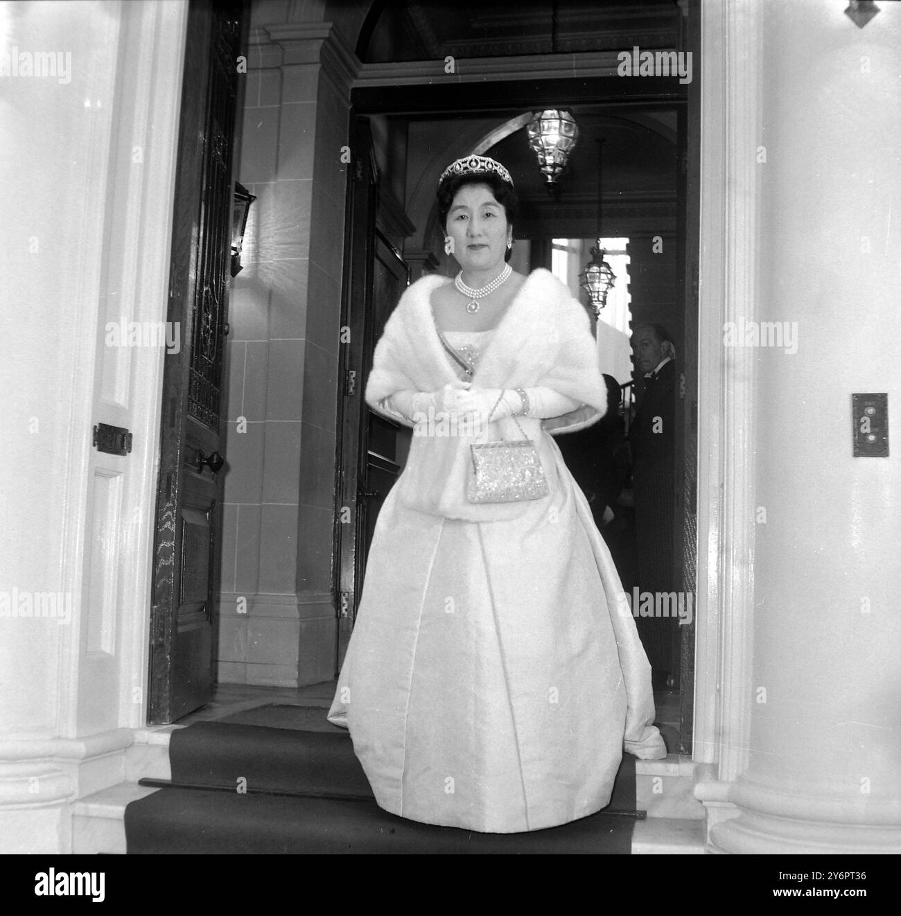 LA PRINCIPESSA CHICHIBU IN ABITO ARRIVA A BUCKINGHAM PALACE A LONDRA; 23 LUGLIO 1962 Foto Stock