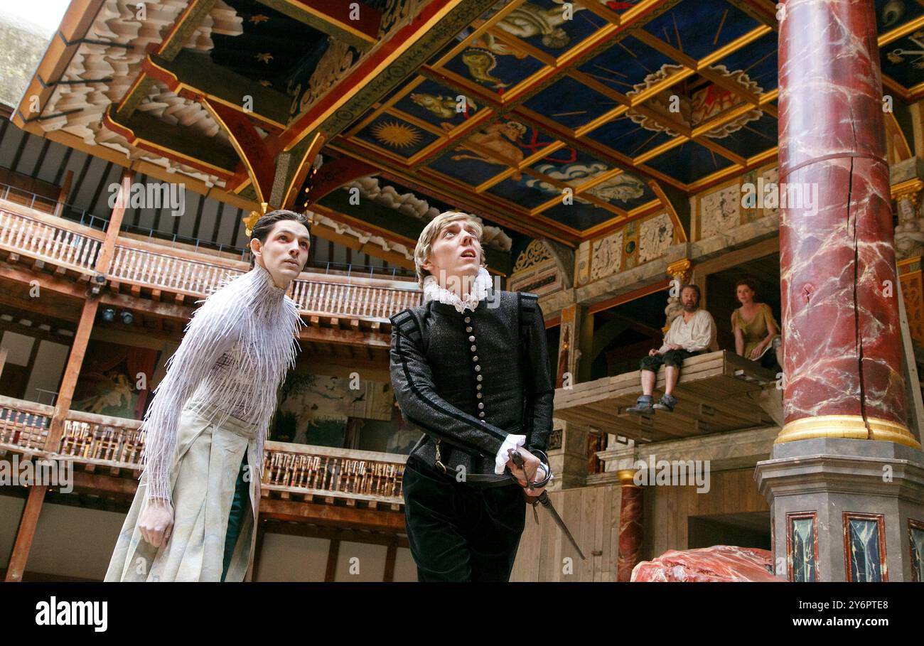 l-r: Colin Morgan (Ariel), Joshua James (Ferdinand) con (in alto a destra) Roger Allam (Prospero), Jessie Buckley (Miranda) in THE TEMPEST di Shakespeare al Globe di Shakespeare, Londra SE1 02/05/2013 musica: Stephen Warbeck design: Max Jones regista: Jeremy Herrin Foto Stock