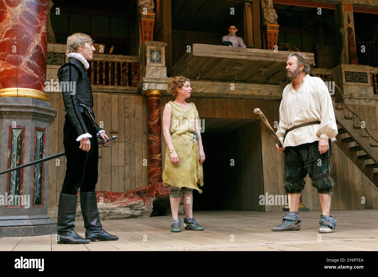 l-r: Joshua James (Ferdinand), Jessie Buckley (Miranda), Roger Allam (Prospero) con (in alto dietro) Colin Morgan (Ariel) in THE TEMPEST di Shakespeare al Globe di Shakespeare, Londra SE1 02/05/2013 musica: Stephen Warbeck design: Max Jones regista: Jeremy Herrin Foto Stock