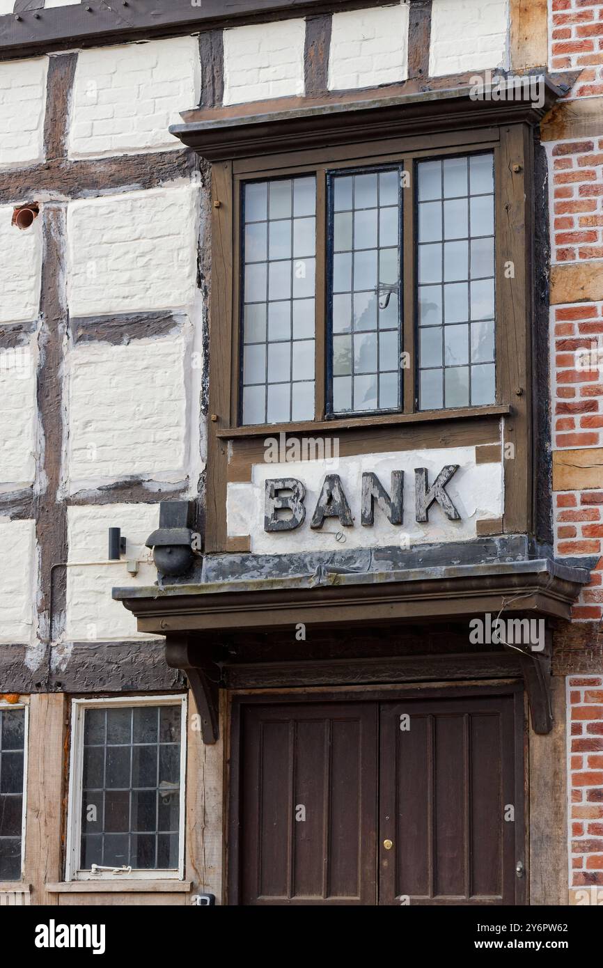 Un segno di banca sopra una porta che non è più una banca. Una filiale di banca chiusa. Bancaria privata in corso. Foto Stock