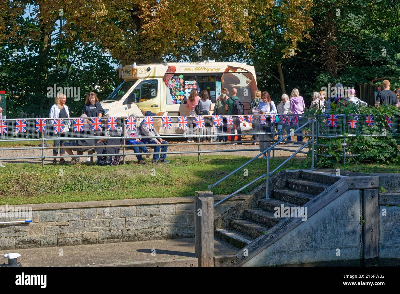 Un gelateria Mr Whippy con una grande fila di clienti sul lungofiume a Laleham Staines in una giornata di sole estati Surrey Inghilterra Regno Unito Foto Stock