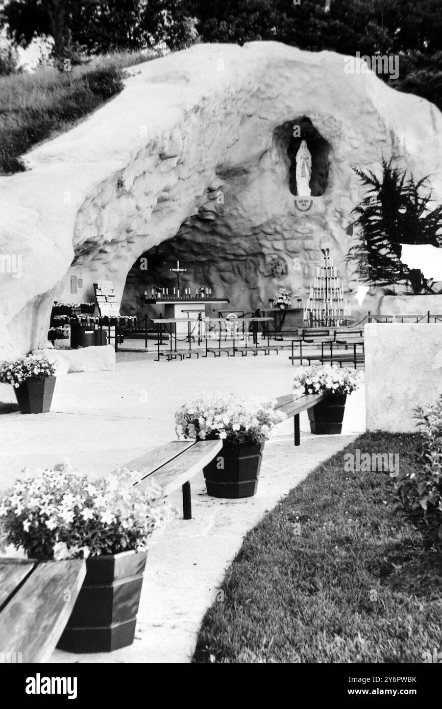 CHIESE REPLICA DI LOURDES IN FRANCIA A BELLEVILLE, ILLINOIS; 15 LUGLIO 1962 Foto Stock