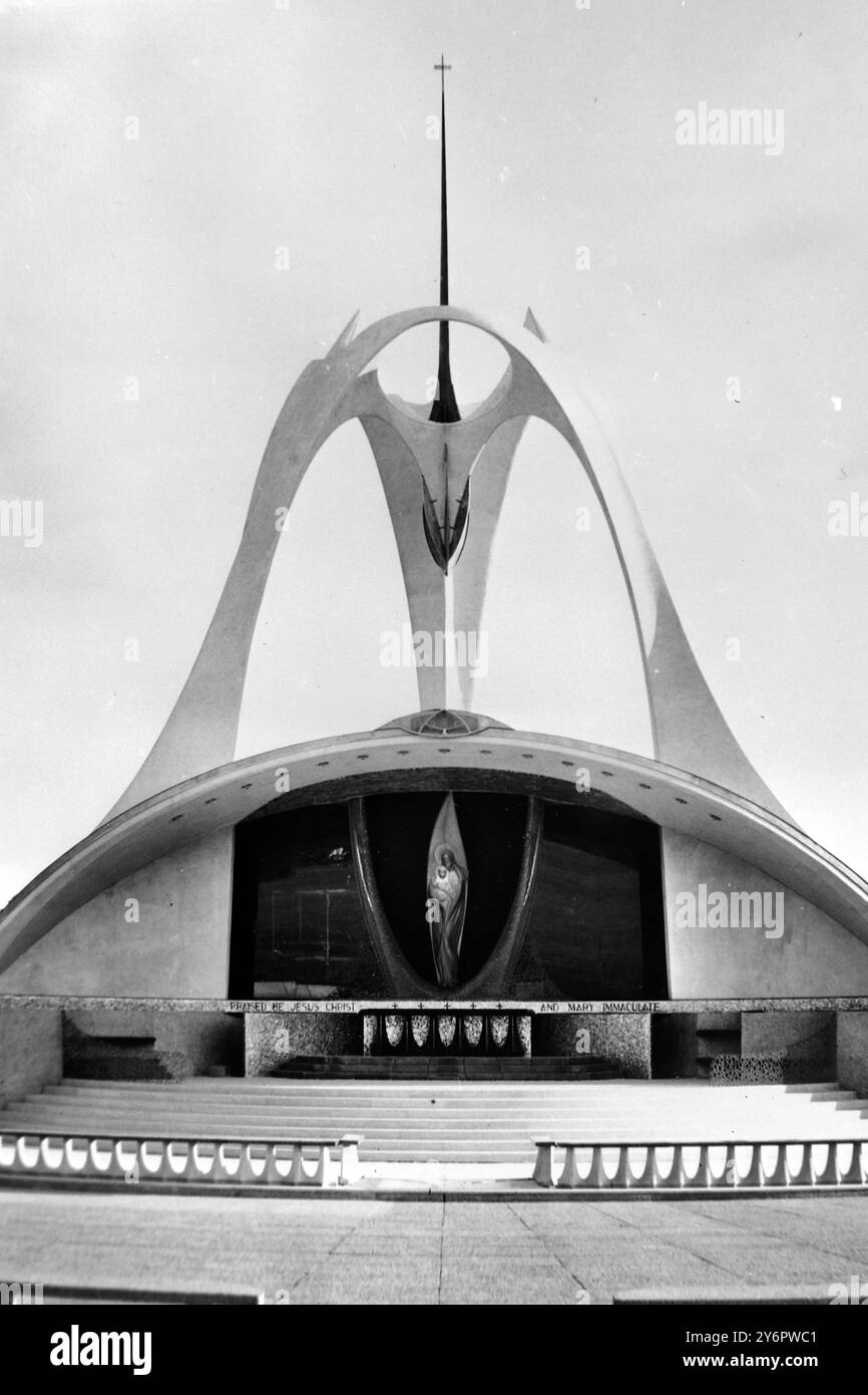 CHIESE ALTER OF OUTDOOR SHRINE IN BELLEVILLE, ILLINOIS; 15 LUGLIO 1962 Foto Stock