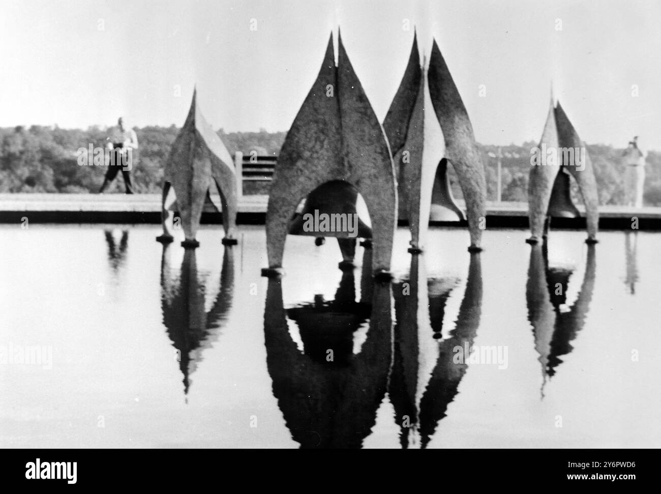 CHIESE ANGELUS CAMPANE SOPRA PISCINA RIFLETTENTE A BELLEVILLE, ILLINOIS; 15 LUGLIO 1962 Foto Stock