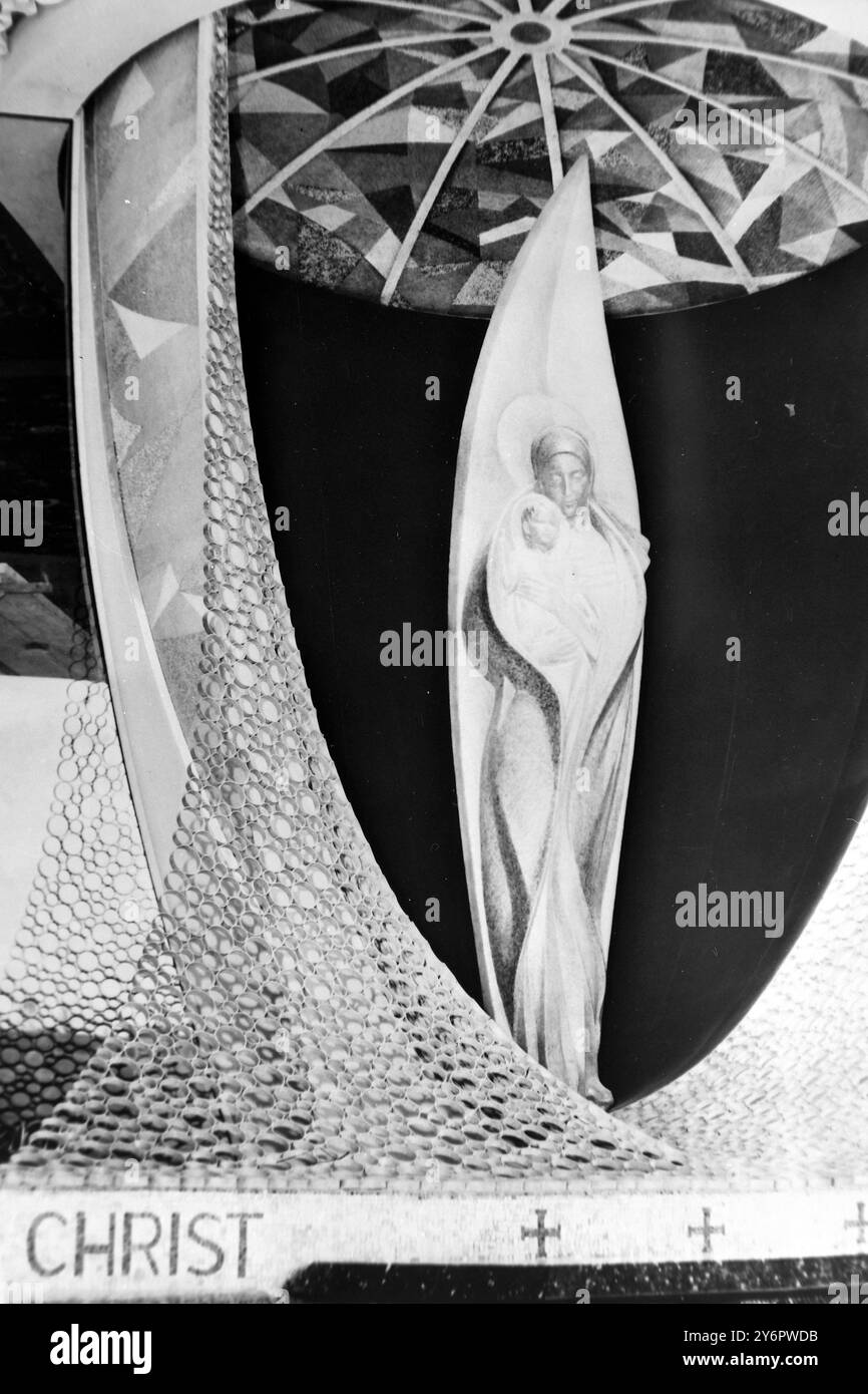 CHIESE STATUA DELLA VERGINE MARIA CON BAMBINO NELLA MADONNA DELLA NEVE A BELLEVILLE, ILLINOIS; 15 LUGLIO 1962 Foto Stock