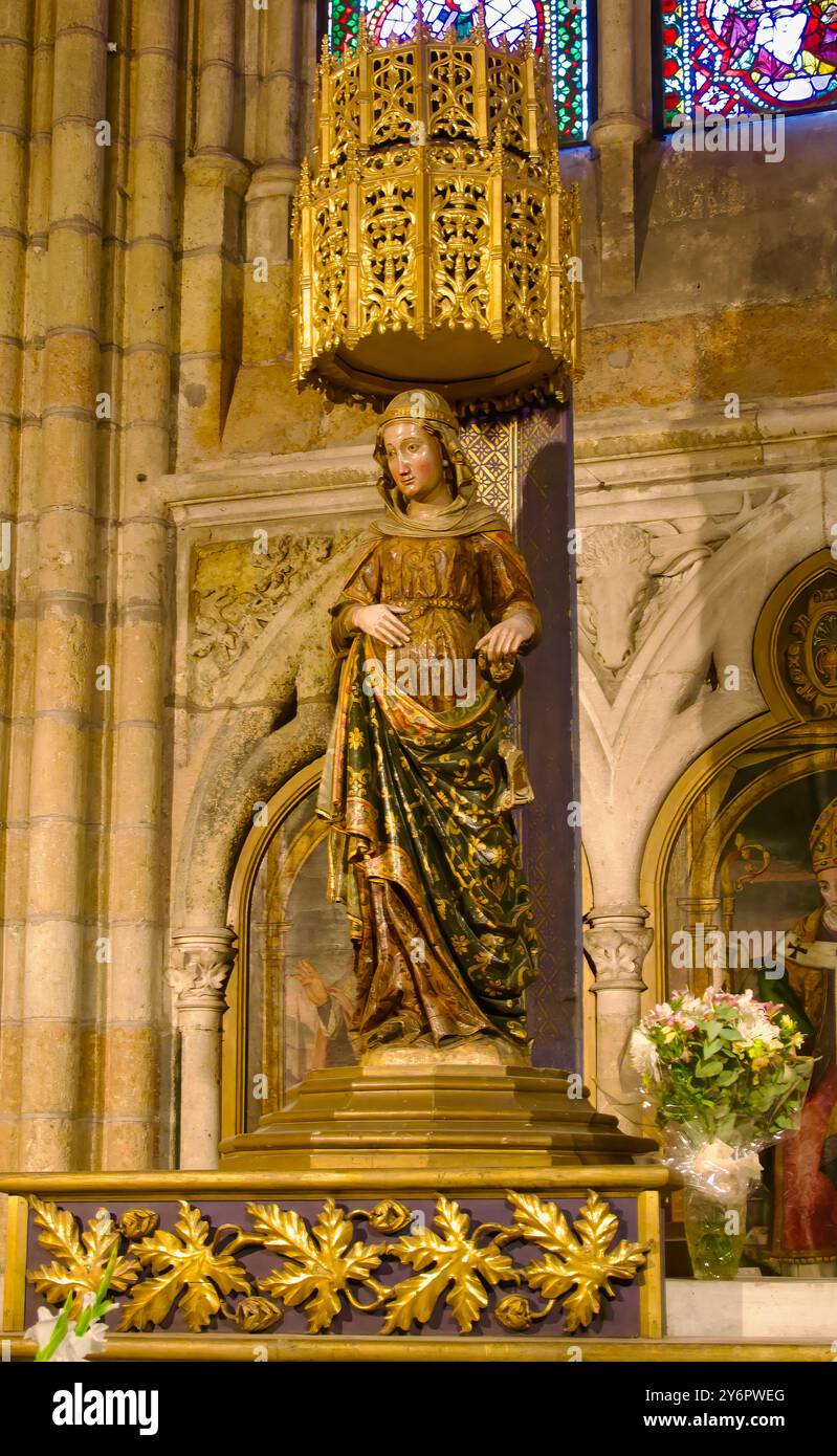 Capilla de la Concepción con una statua in pietra policromata della Vergine della Esperanza, cattedrale di Santa Maria, Castiglia di Leon e Spagna Foto Stock