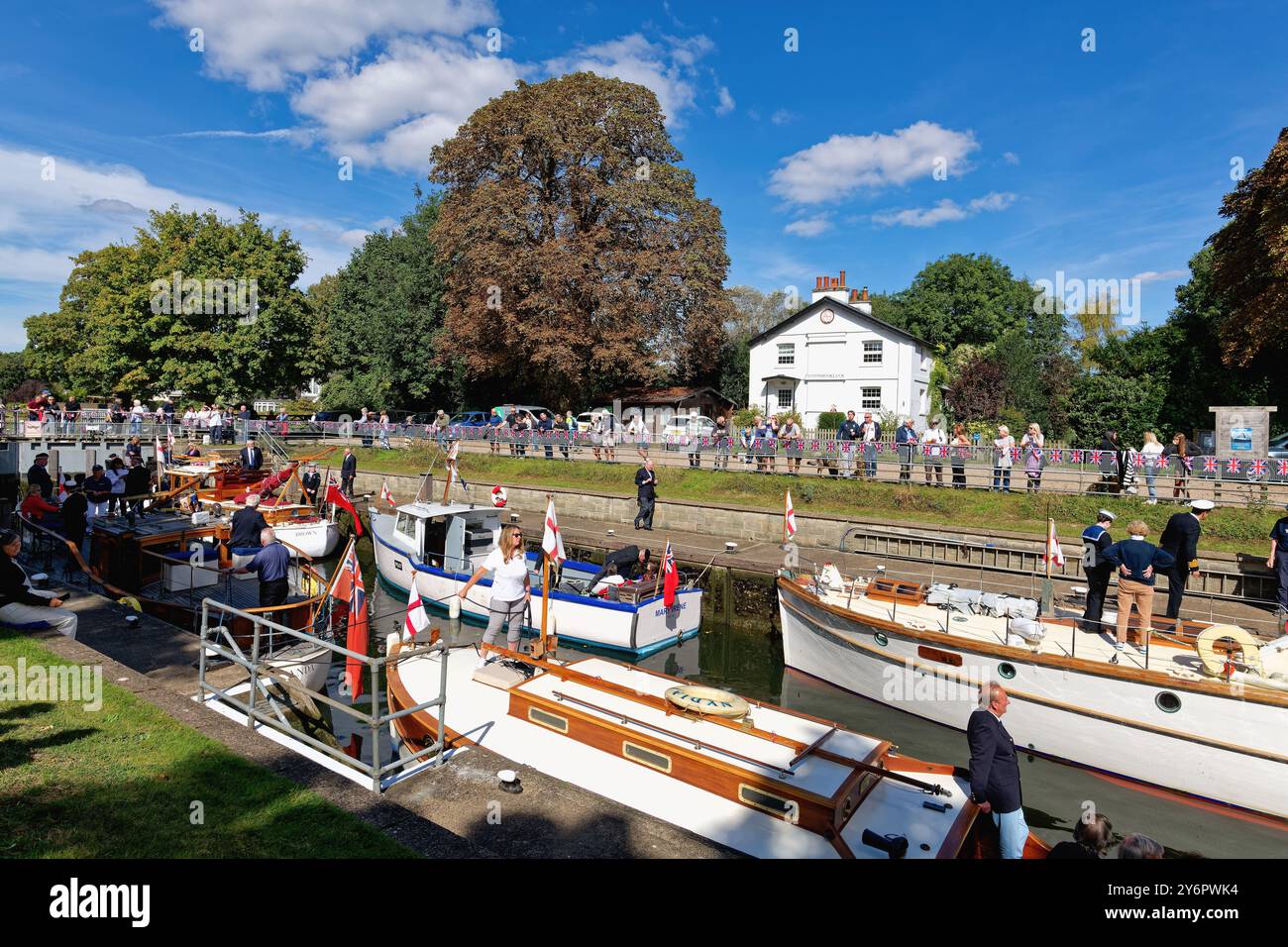 ADLS, Association of Dunkirk Little Ships, Veterans Cruise passando per Penton Lock a Laleham Staines sul Tamigi, Surrey Inghilterra, Regno Unito Foto Stock