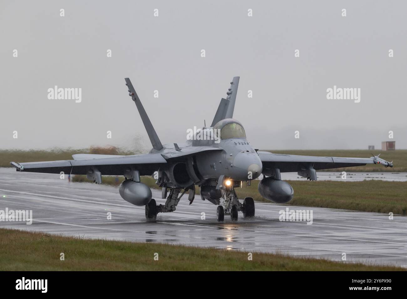 McDonnell Douglas F/A-18 Hornet dei taxi dell'aeronautica finlandese durante l'esercitazione di Cobra Warrior 24-2 Royal Air Force Waddington presso la Royal Air Force Station Waddington, Waddington, Regno Unito, 26 settembre 2024 (foto di Cody Froggatt/News Images) Foto Stock