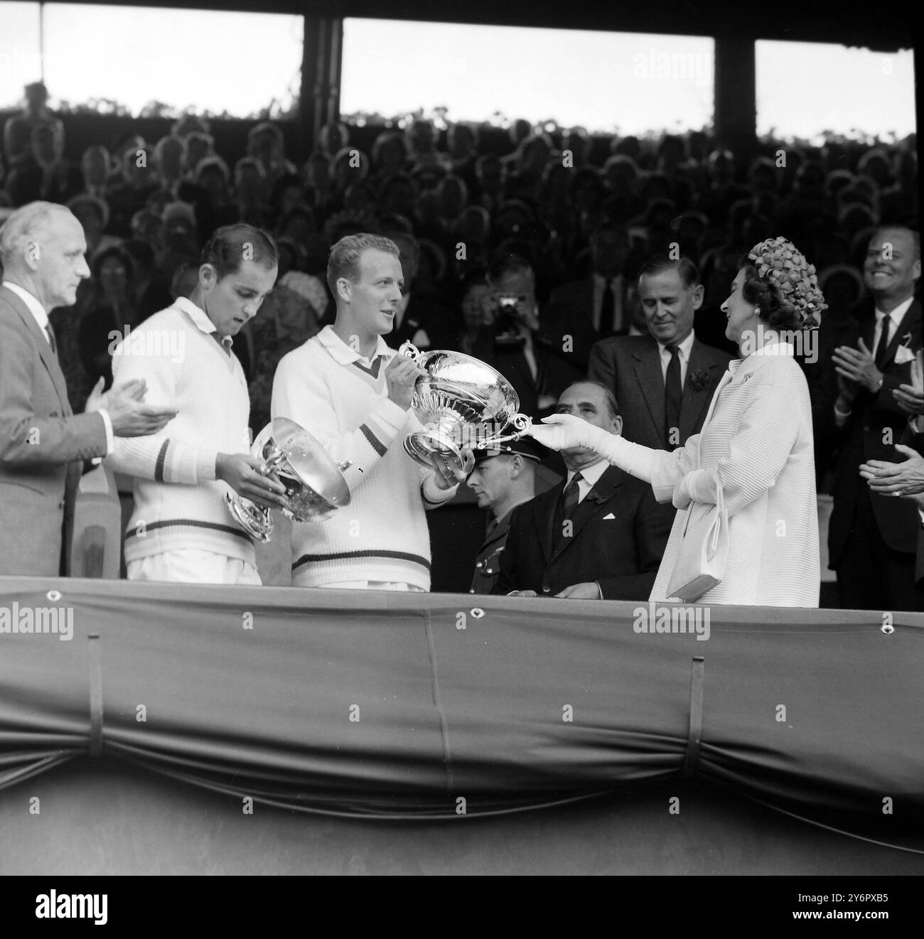 I TENNISTI BOB HEWITT E FRED STOLLE RICEVONO TROFEI DA PRINCESS MARINA A WIMBLEDON / ; 7 LUGLIO 1962 Foto Stock