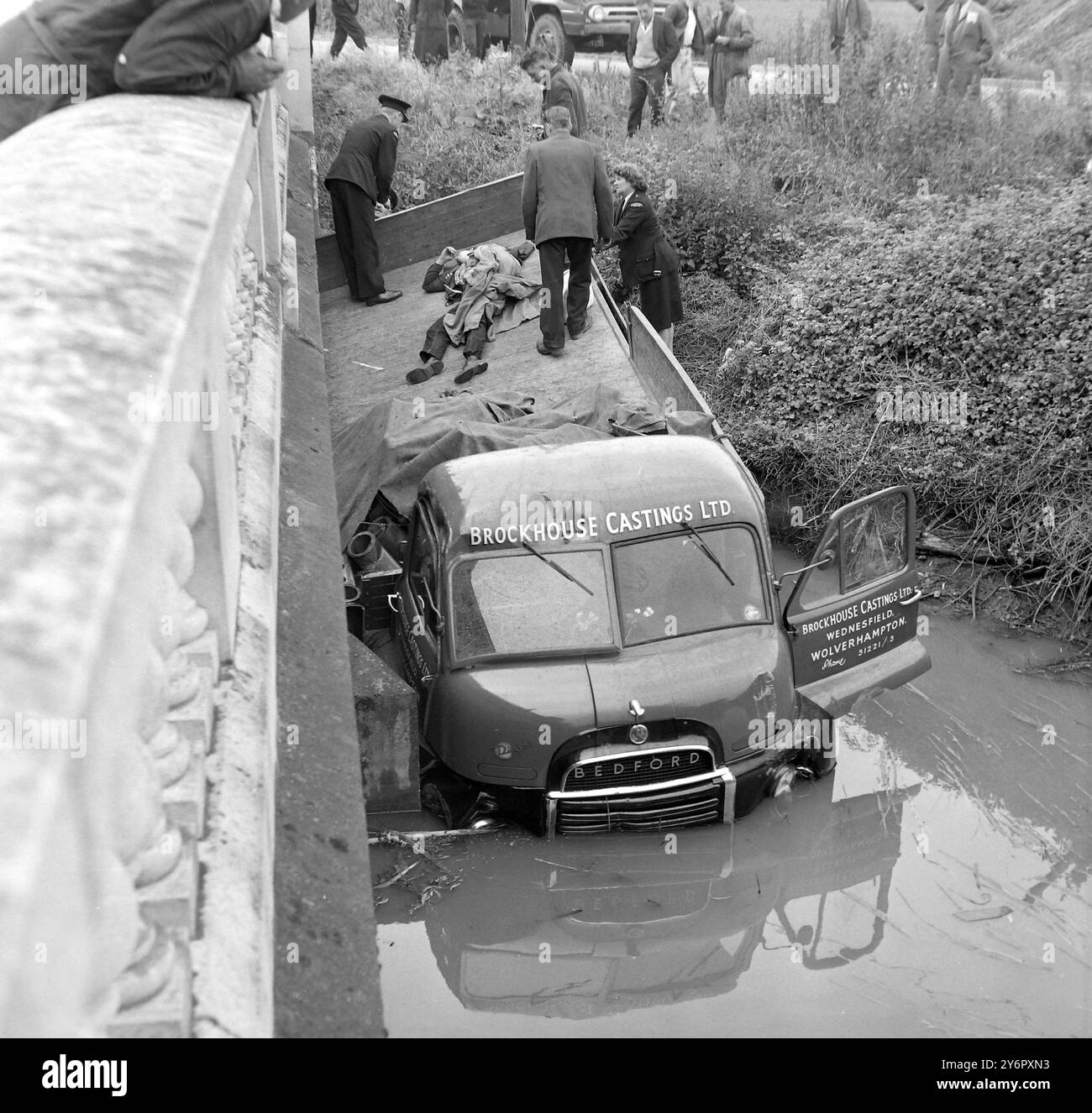 INCIDENTE STRADALE SUL FIUME COLNE; 4 LUGLIO 1962 Foto Stock