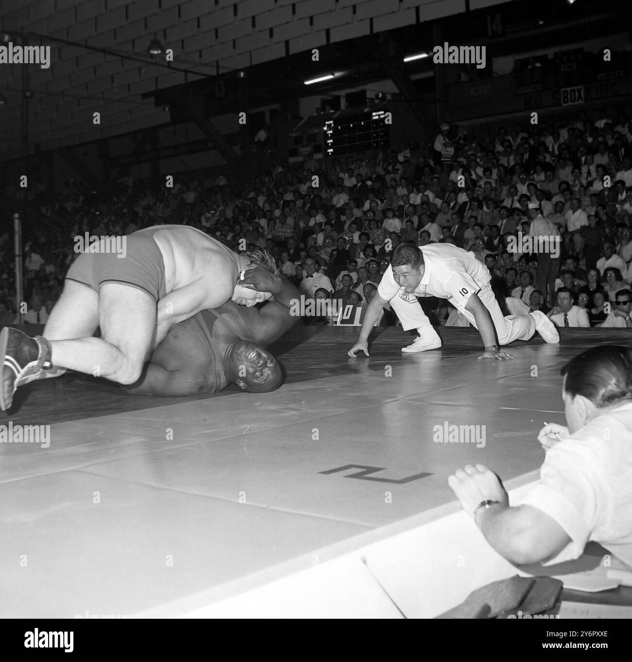 WORLD AMATEUR WRESTLING CHAMPIONSHIPS Original Caption TOLEDO, OHIO USA : Hallow Wilson (colorato) degli Stati Uniti e Wilfried Dietrich della Germania, nella foto durante il loro incontro ai World Amateur Wrestling Championships a Toledo, giugno 27 1962. 3 LUGLIO 1962 Foto Stock