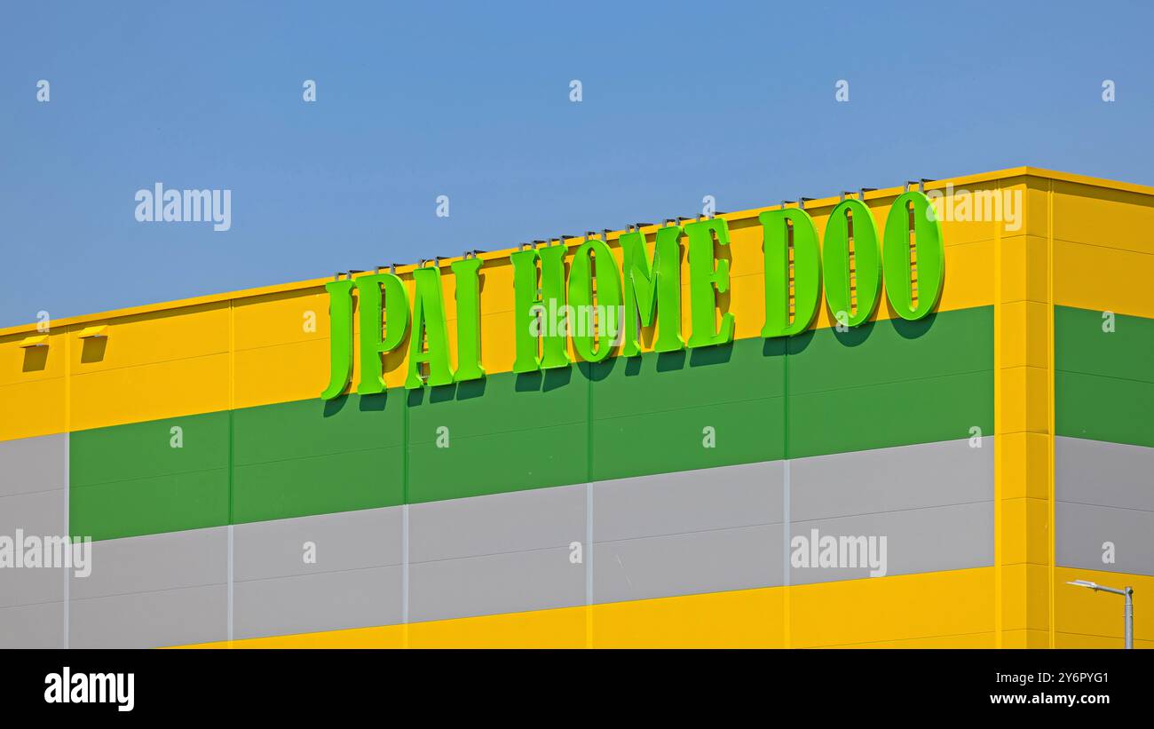 Krnjisevci, Serbia - 3 luglio 2023: Nuovo edificio della fabbrica JPai Home Doo Sign Chinese Craft Furniture Manufacturing Facility Close Up. Foto Stock