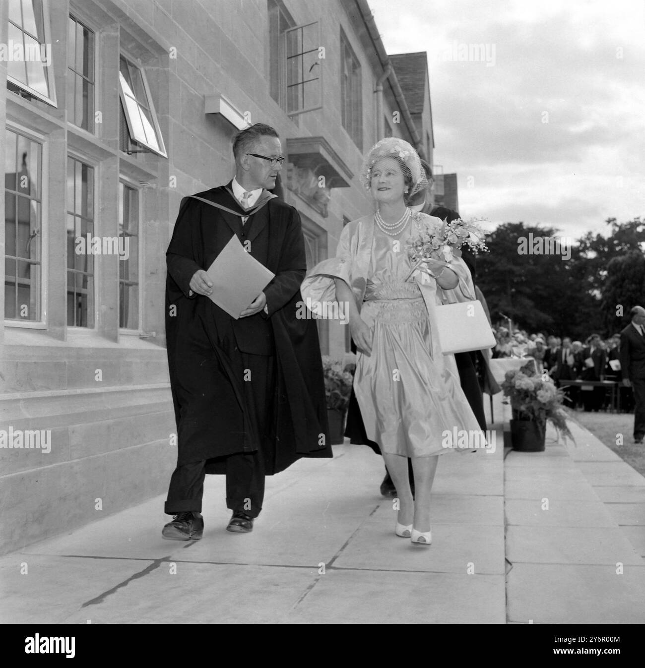 ELIZABETH LA REGINA MADRE APRE UN NUOVO BLOCCO RESIDENZIALE A OXFORD; 25 GIUGNO 1962 Foto Stock