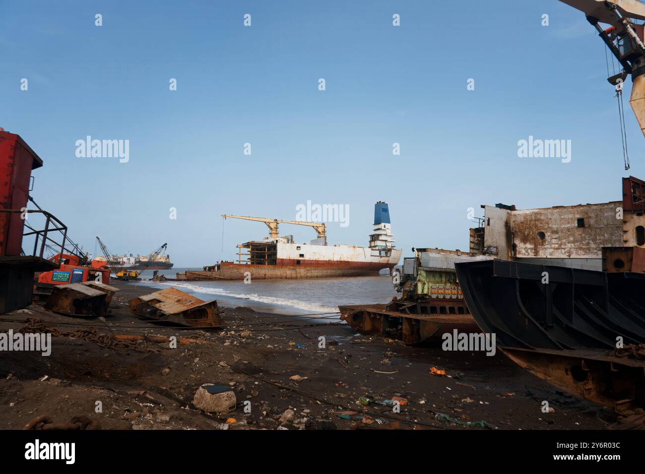 Nella zona industriale di Alang, l'attività di demolizione navale è in pieno svolgimento. Questa struttura è riconosciuta per il suo ampio coinvolgimento in t Foto Stock